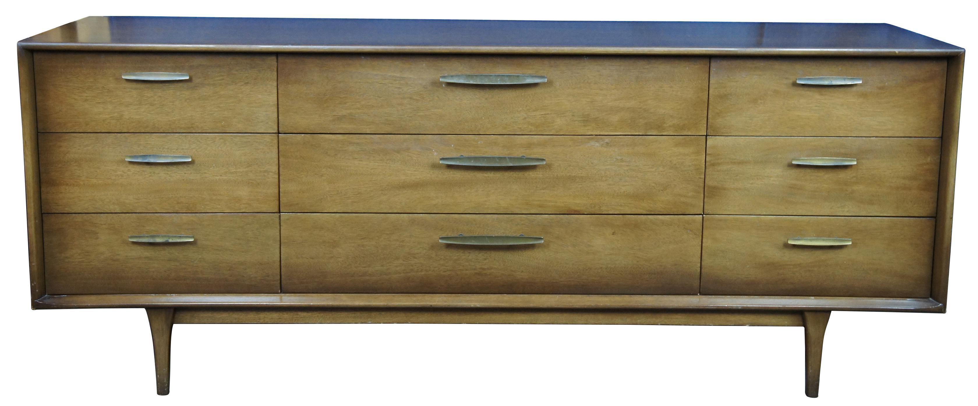 Mid-Century Modern Walnut Red Lion Table Co 9 Drawer Mirrored Triple Dresser In Good Condition In Dayton, OH