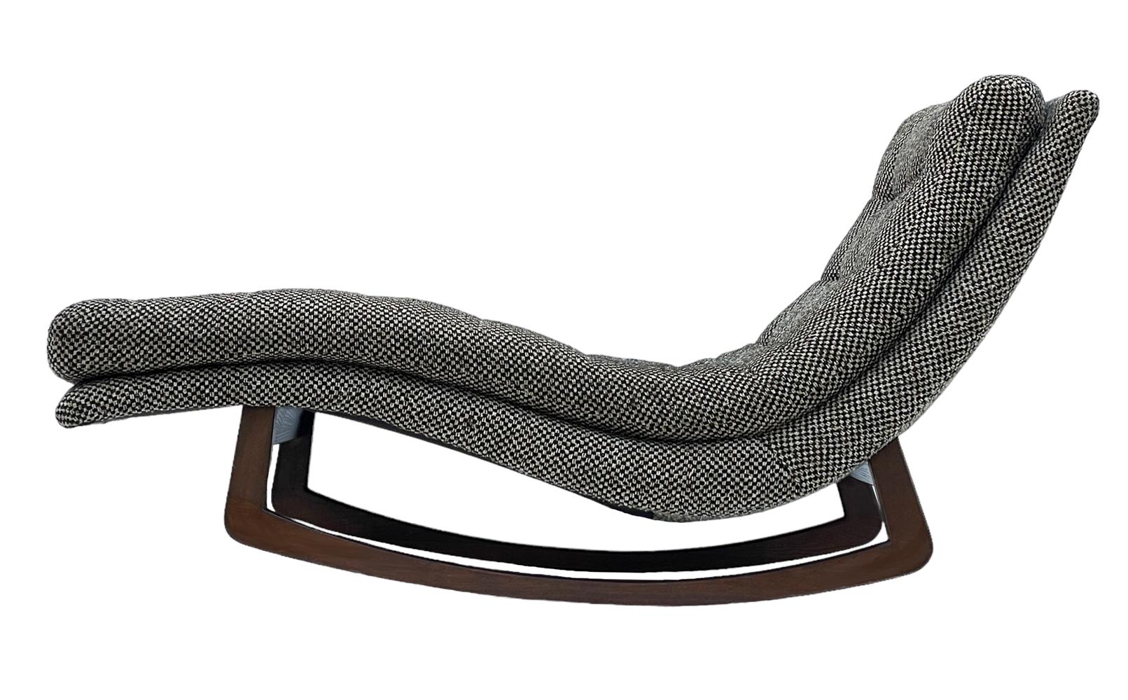 Mid Century Modern Walnut Rocking Chaise Lounge Chair after Adrian Pearsall In Good Condition For Sale In Philadelphia, PA