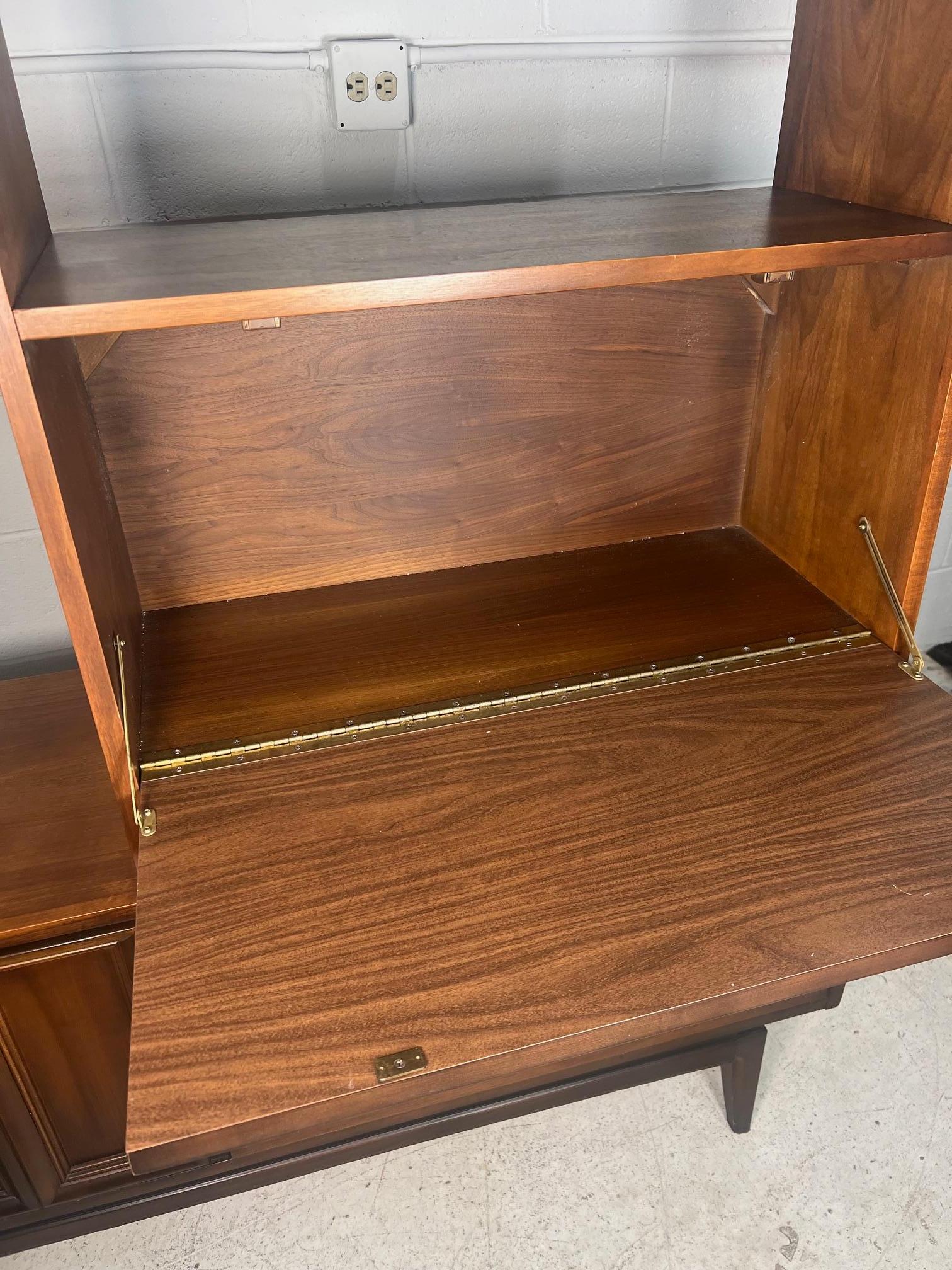 Mid Century Modern Walnut Room Divider By J.B. Van Sciver Free Standing In Good Condition In Atlanta, GA