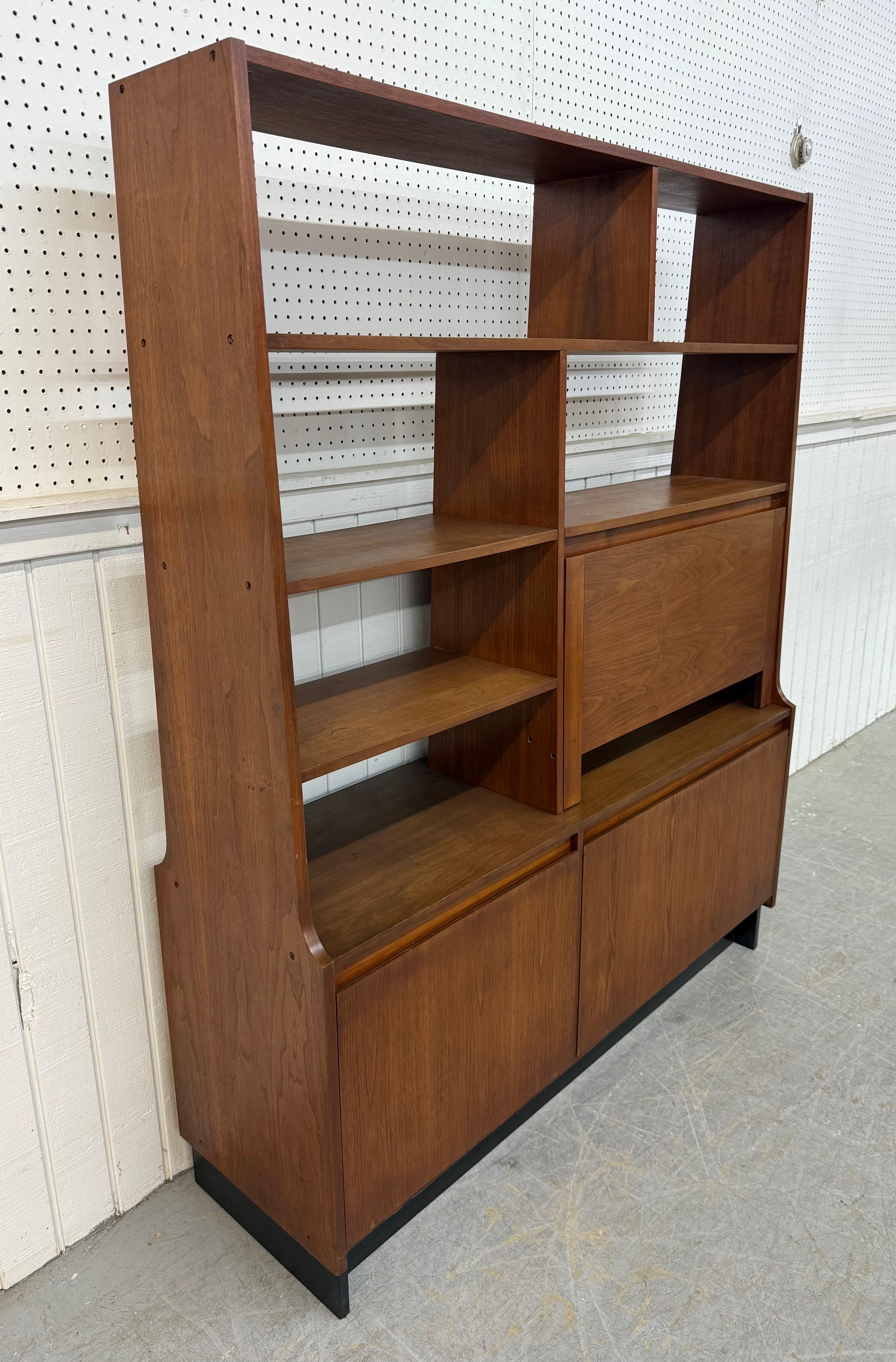 Questo annuncio si riferisce a un divisorio in legno di noce di epoca moderna. Design lineare, anta a ribalta, scomparto nascosto per i dischi, due ante che si aprono per creare uno spazio per gli scaffali, più scomparti aperti, base a zoccolo nera