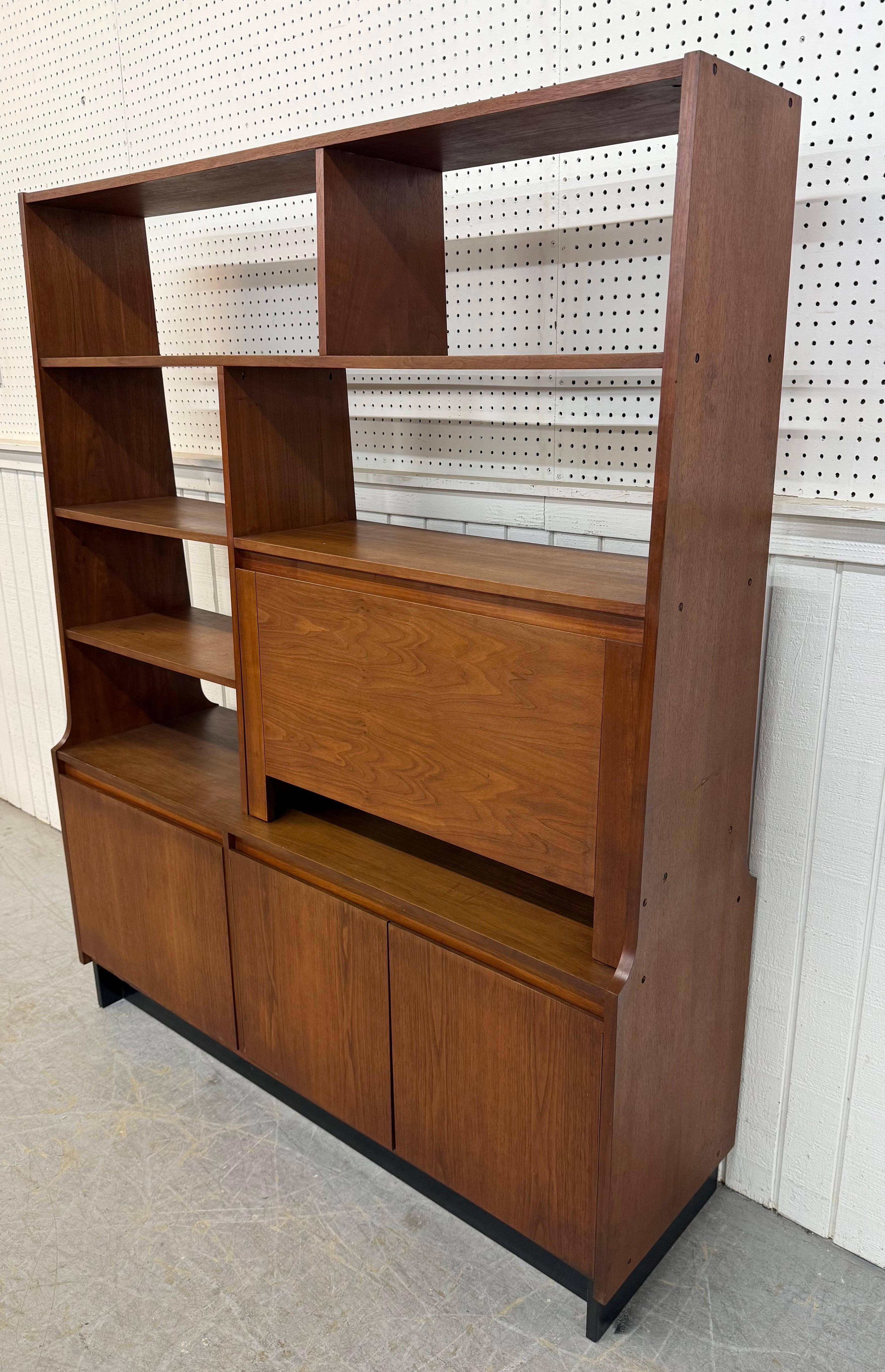 Mid-Century moderno Divisorio in legno di noce moderno di metà secolo in vendita