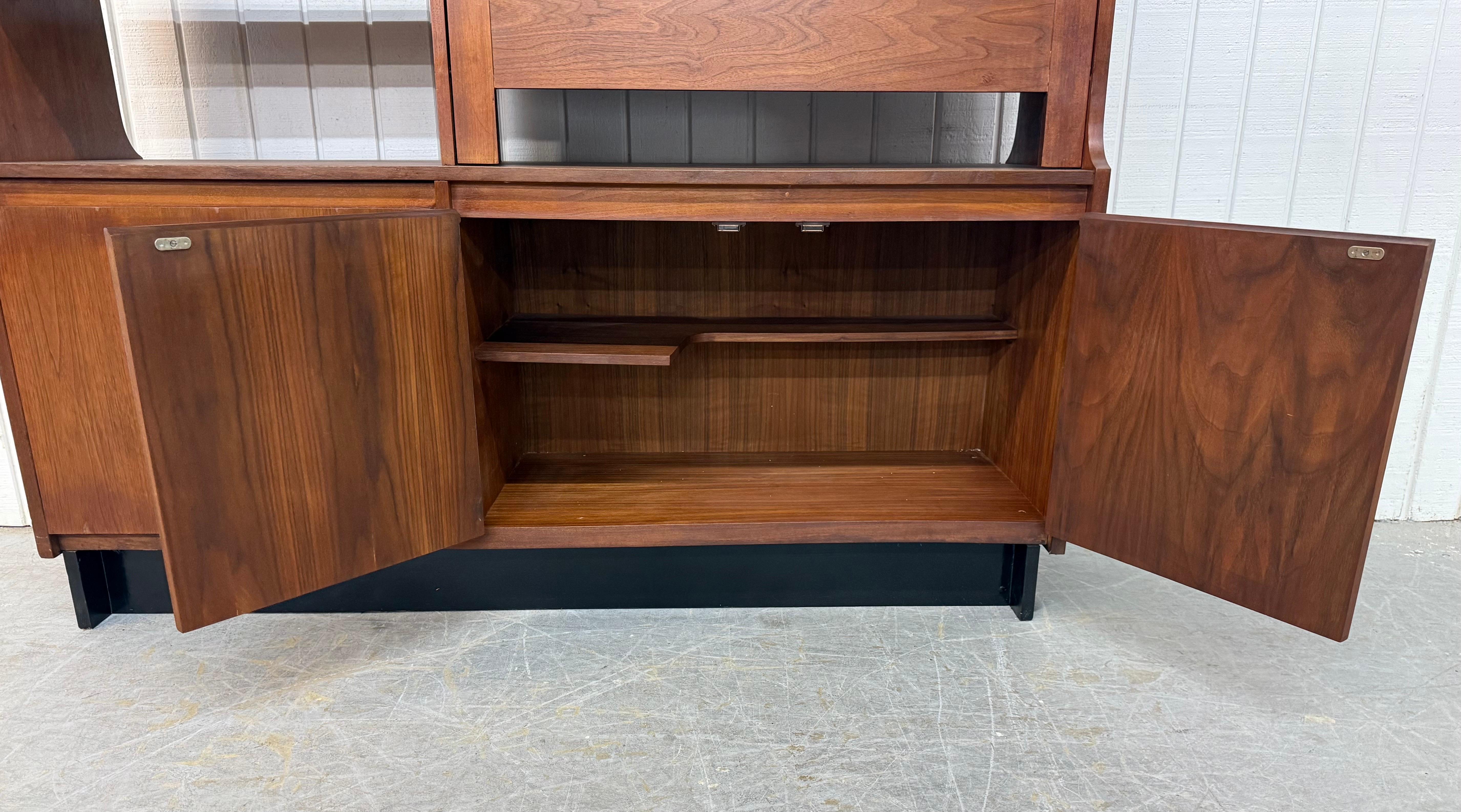 Divisorio in legno di noce moderno di metà secolo In condizioni buone in vendita a Clarksboro, NJ