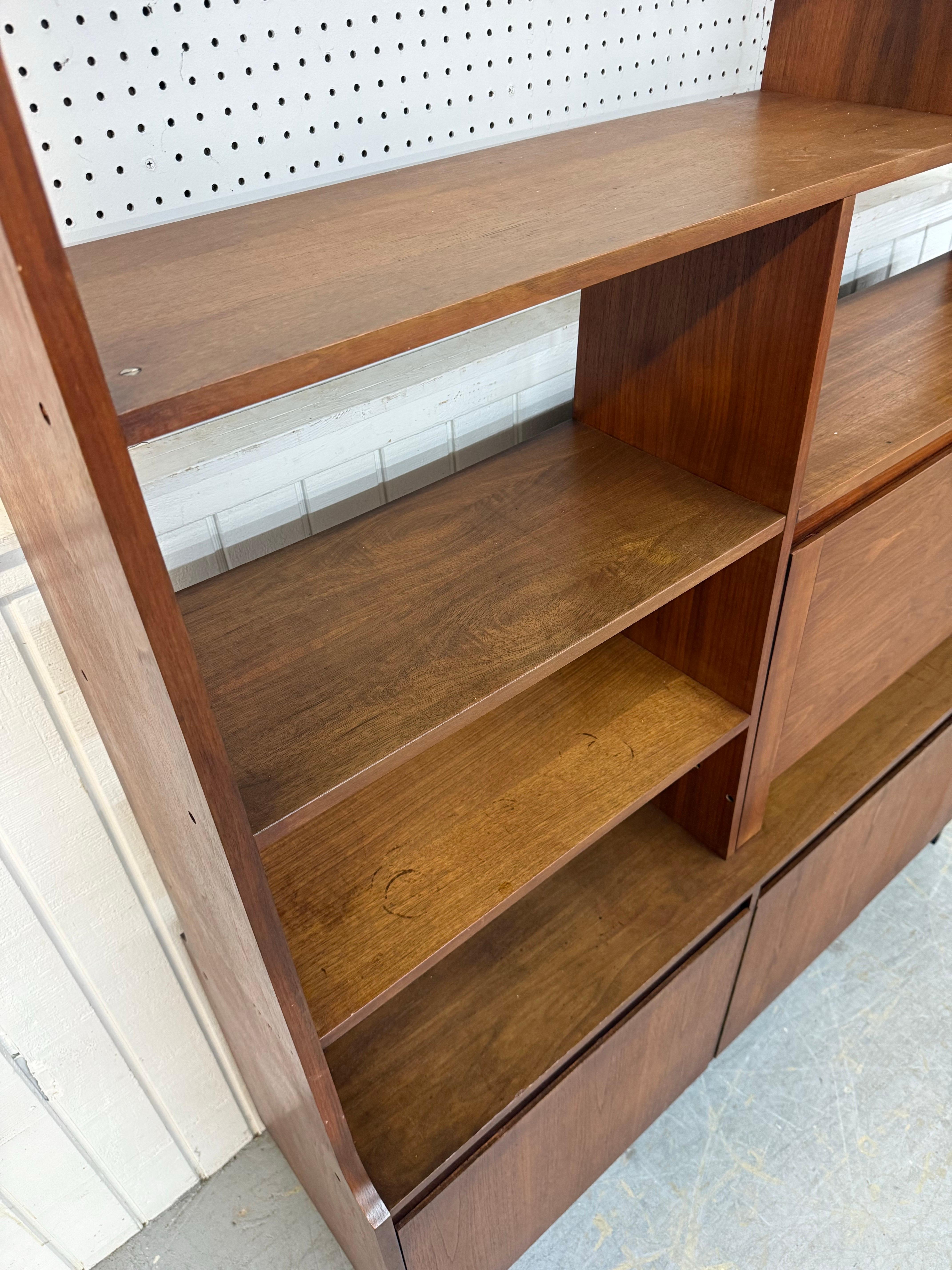 Metà XX secolo Divisorio in legno di noce moderno di metà secolo in vendita