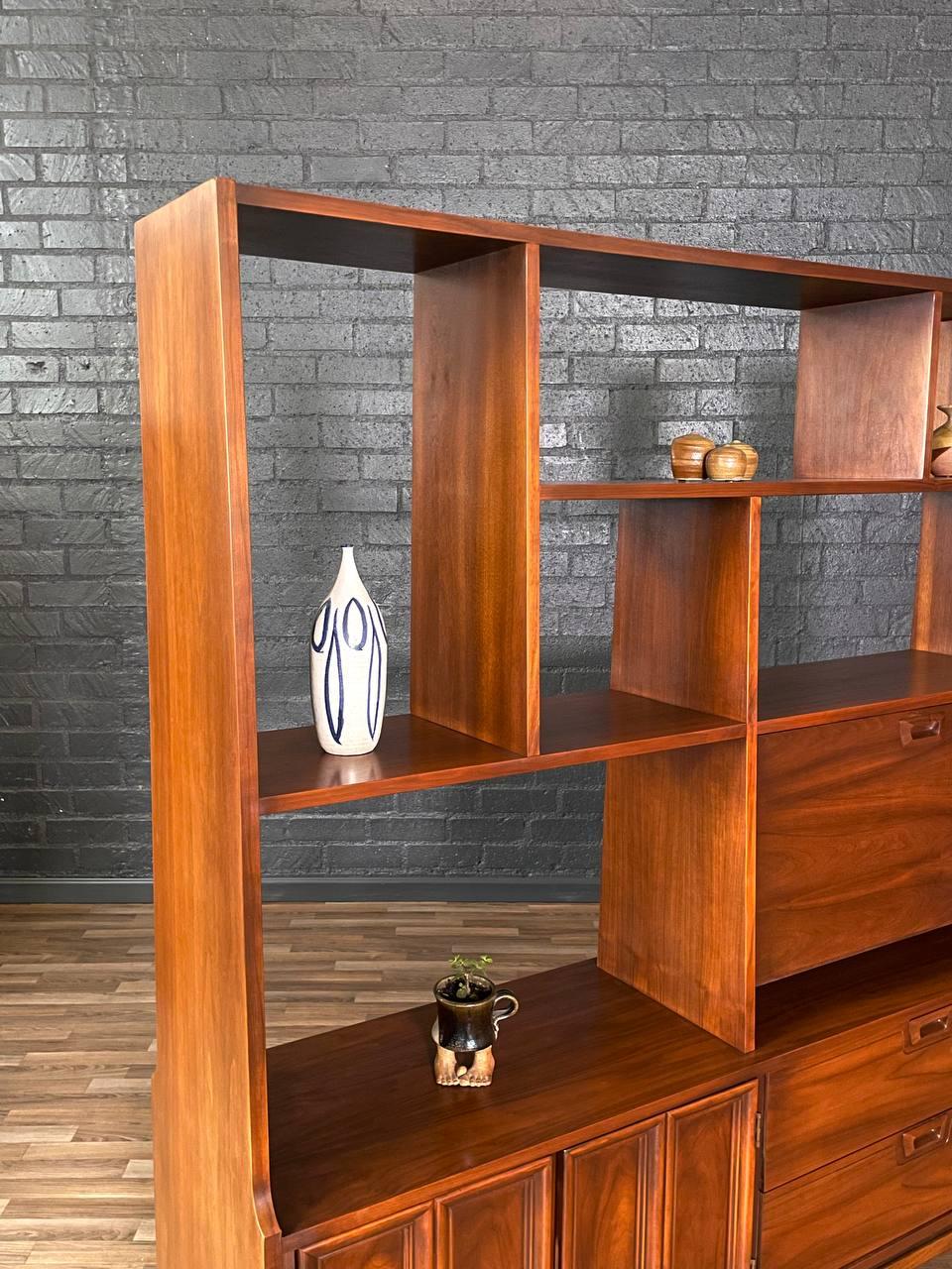 Mid-Century Modern Walnut Room Divider or Bookshelf by J.B. Van Sciver In Good Condition In Los Angeles, CA
