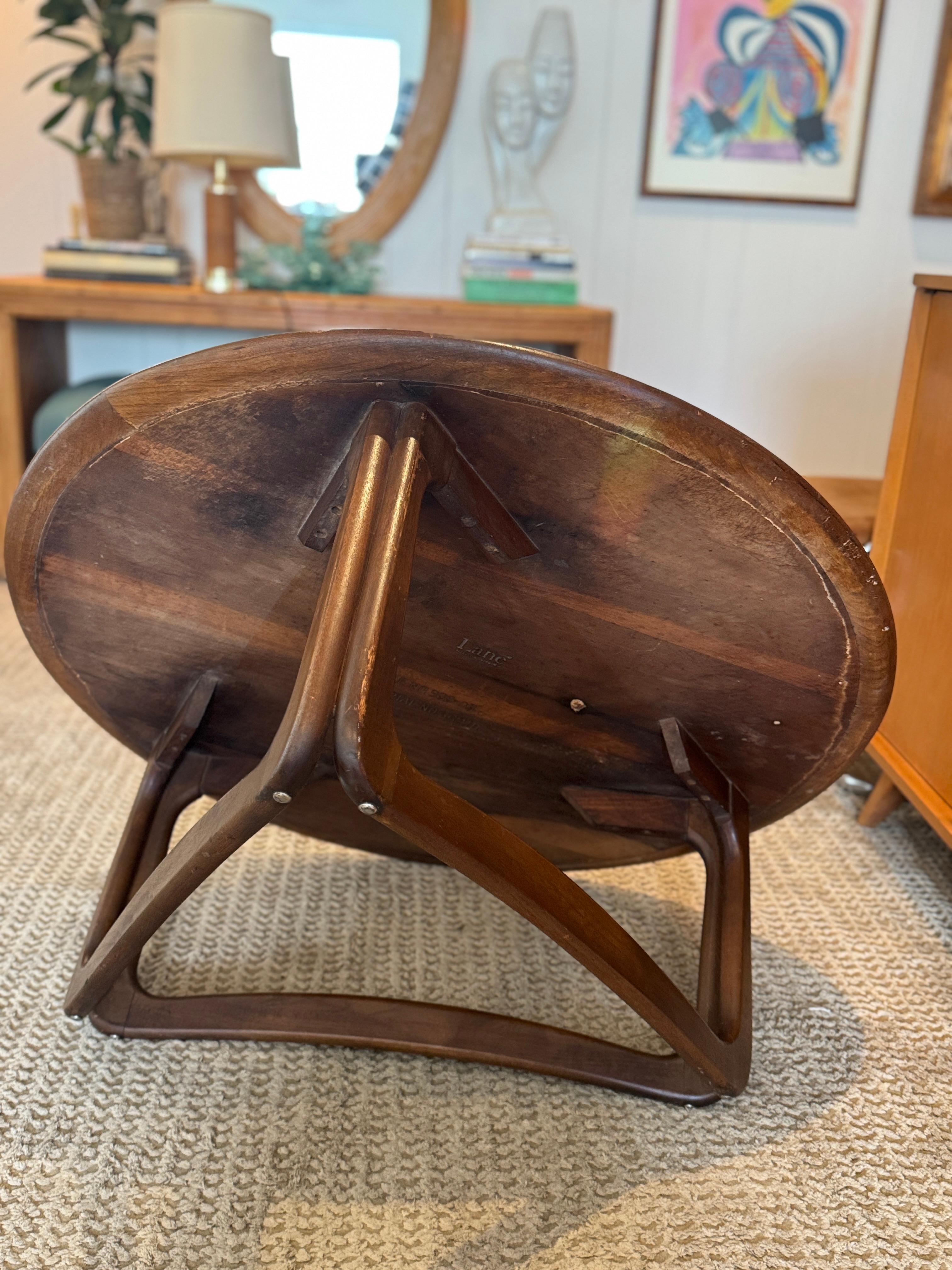 Mid century modern walnut round coffee table by Lane from Perception line For Sale 3