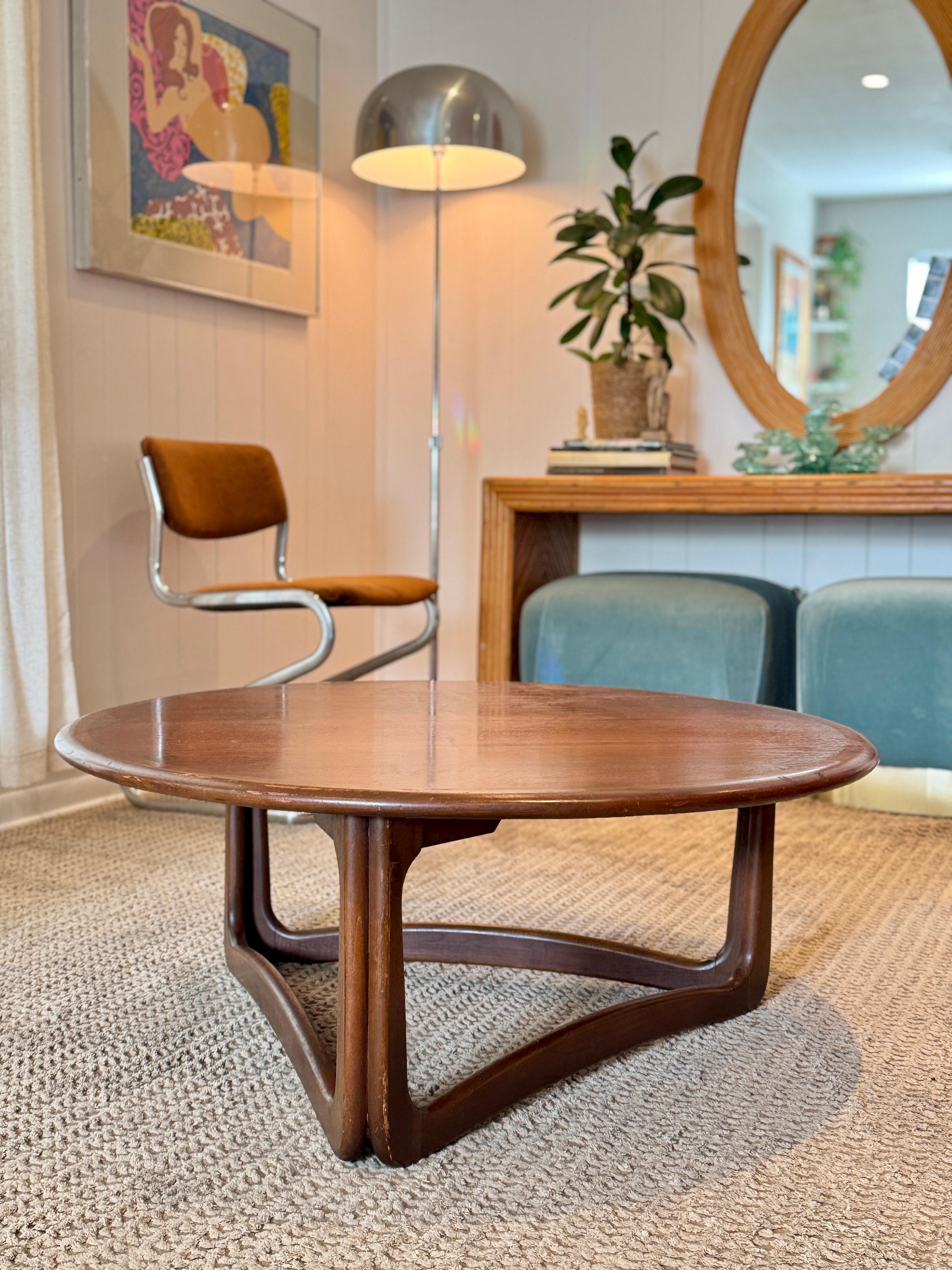 Mid century modern walnut round coffee table by Lane from Perception line For Sale 4
