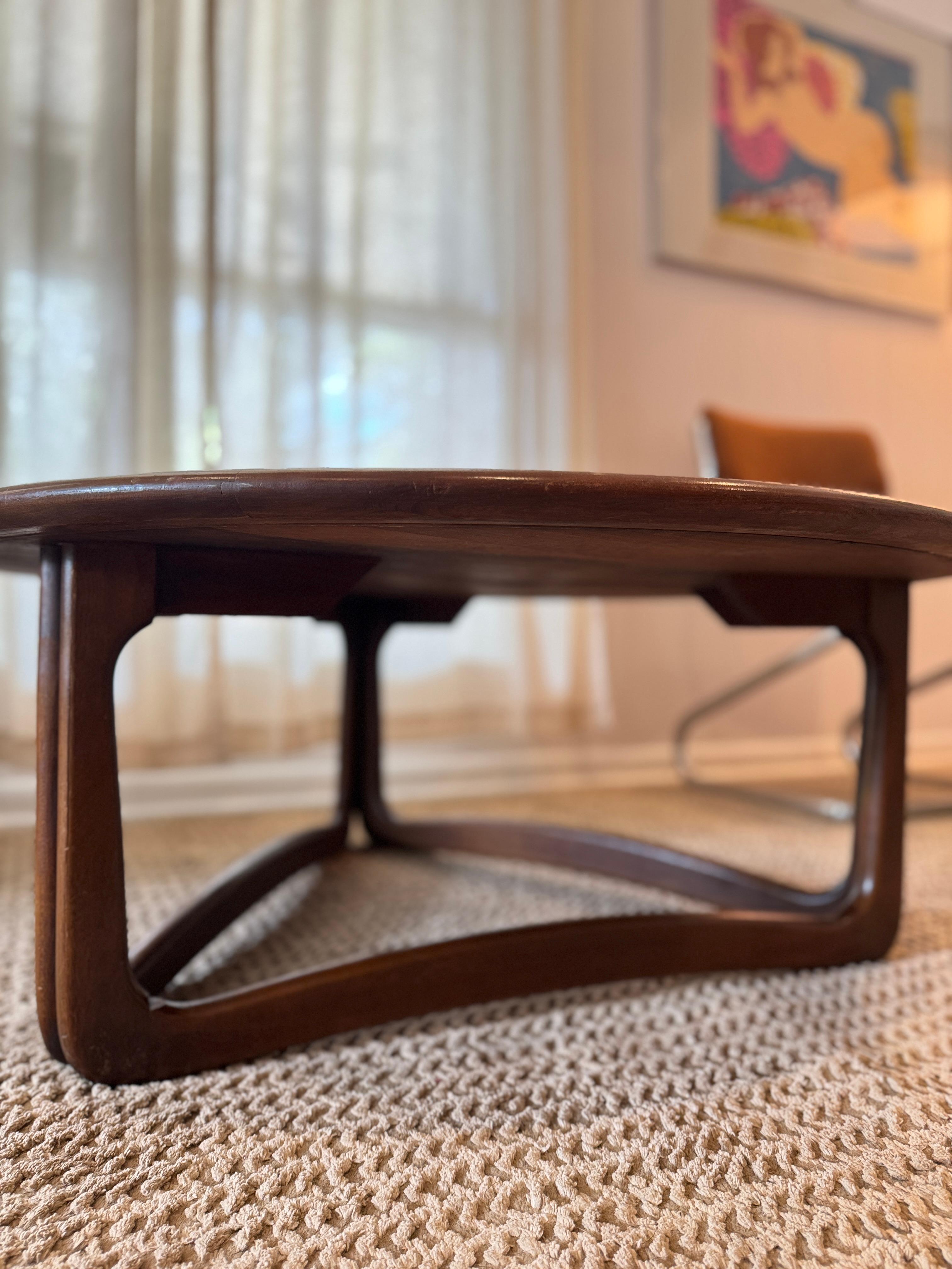 North American Mid century modern walnut round coffee table by Lane from Perception line For Sale