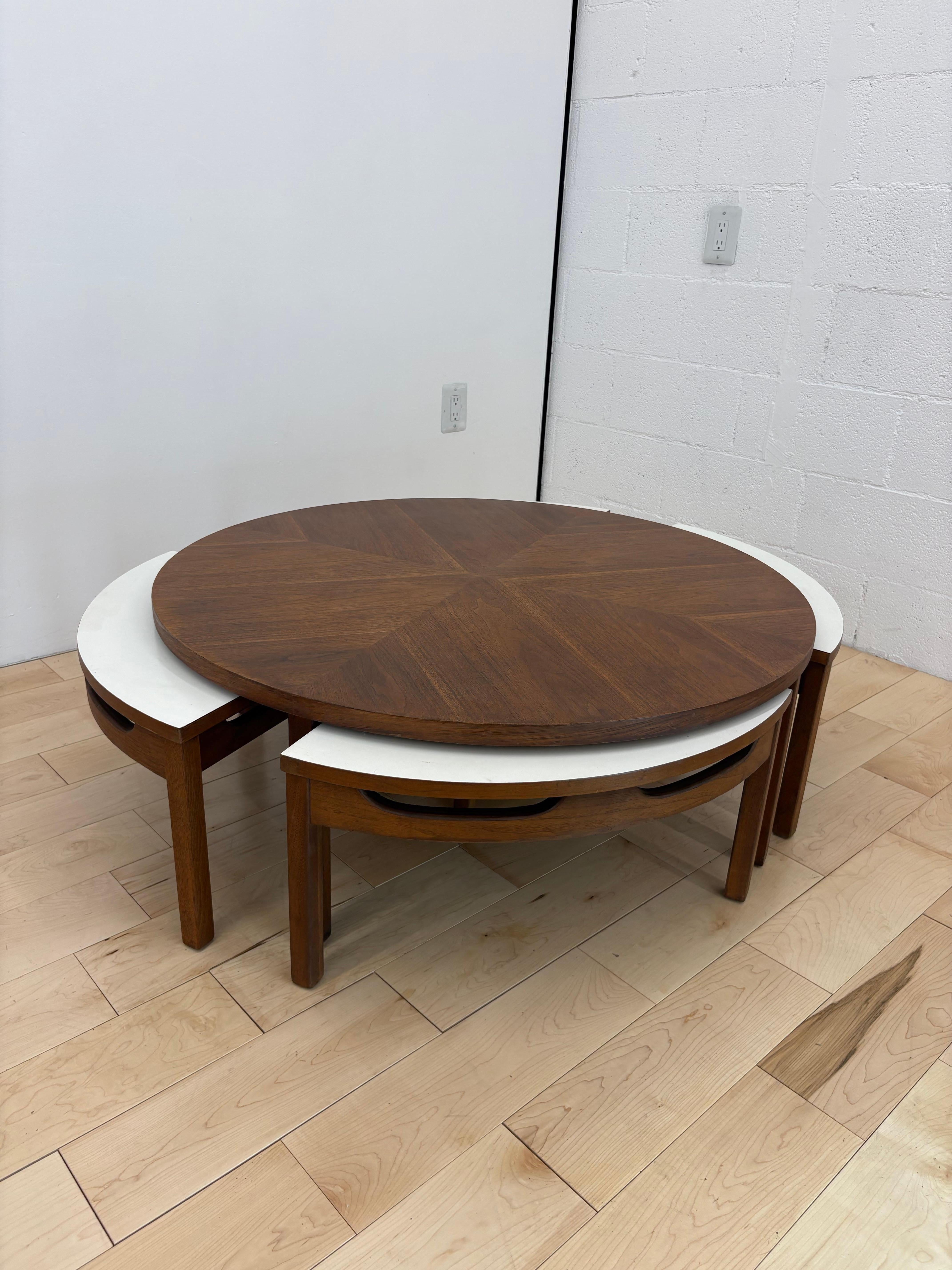 Mid-Century Modern Walnut Round Coffee Table with Nesting Tables, 1960s In Good Condition In Los Angeles, CA