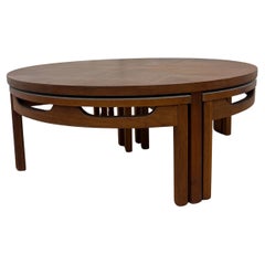Runder Couchtisch aus Nussbaumholz mit Schachteltischen, Mid-Century Modern, 1960er Jahre