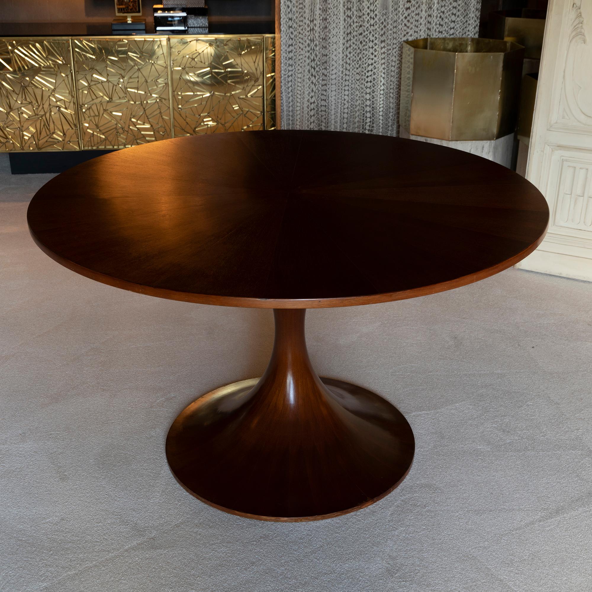 Mid-Century Modern Walnut Round Table Tulip Base, Italy, circa 1960s In Good Condition In Firenze, IT