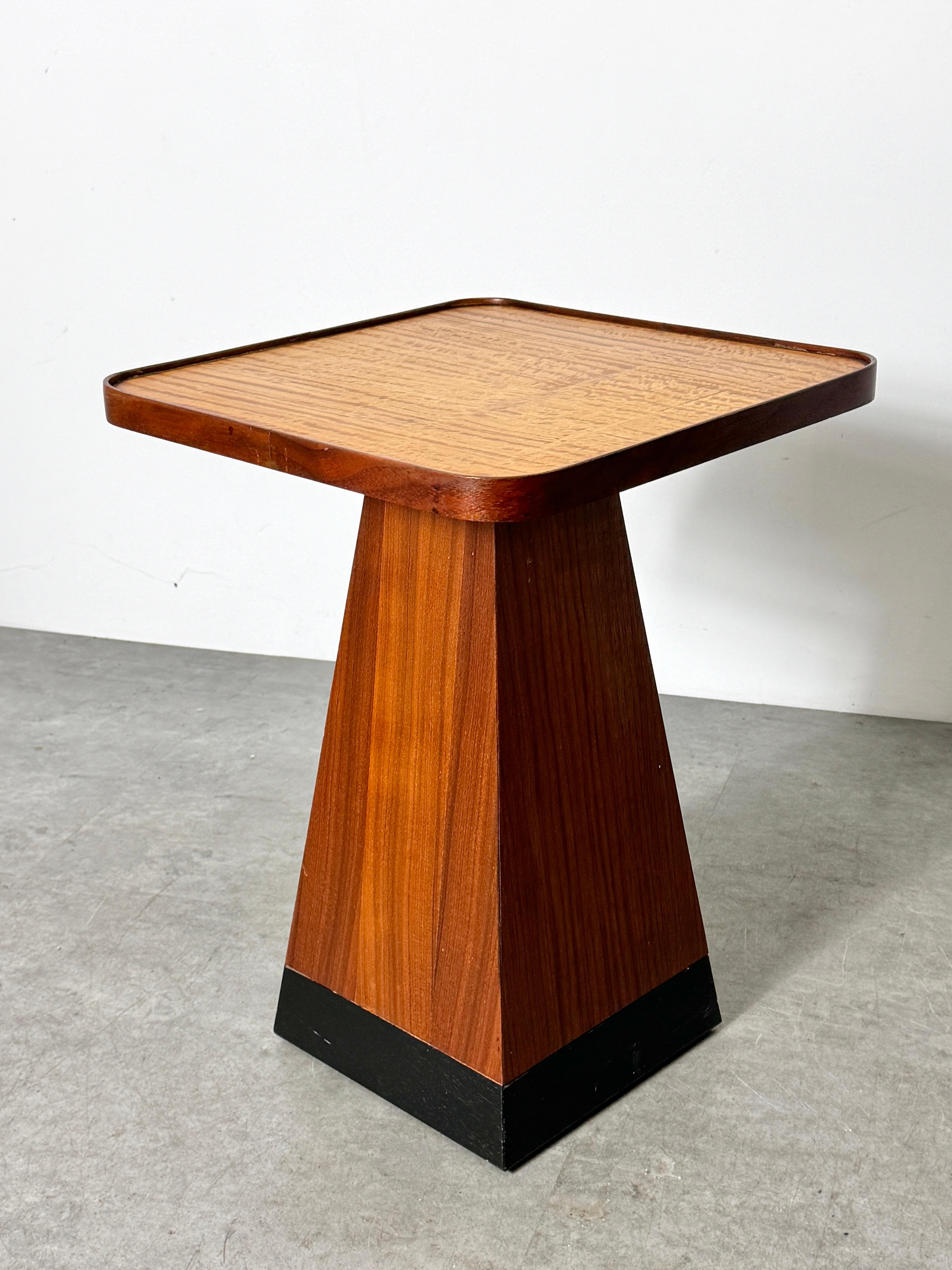 Mid-Century Modern Table à piédestal pyramidale carrée en noyer satiné de style The Moderns 1970 en vente