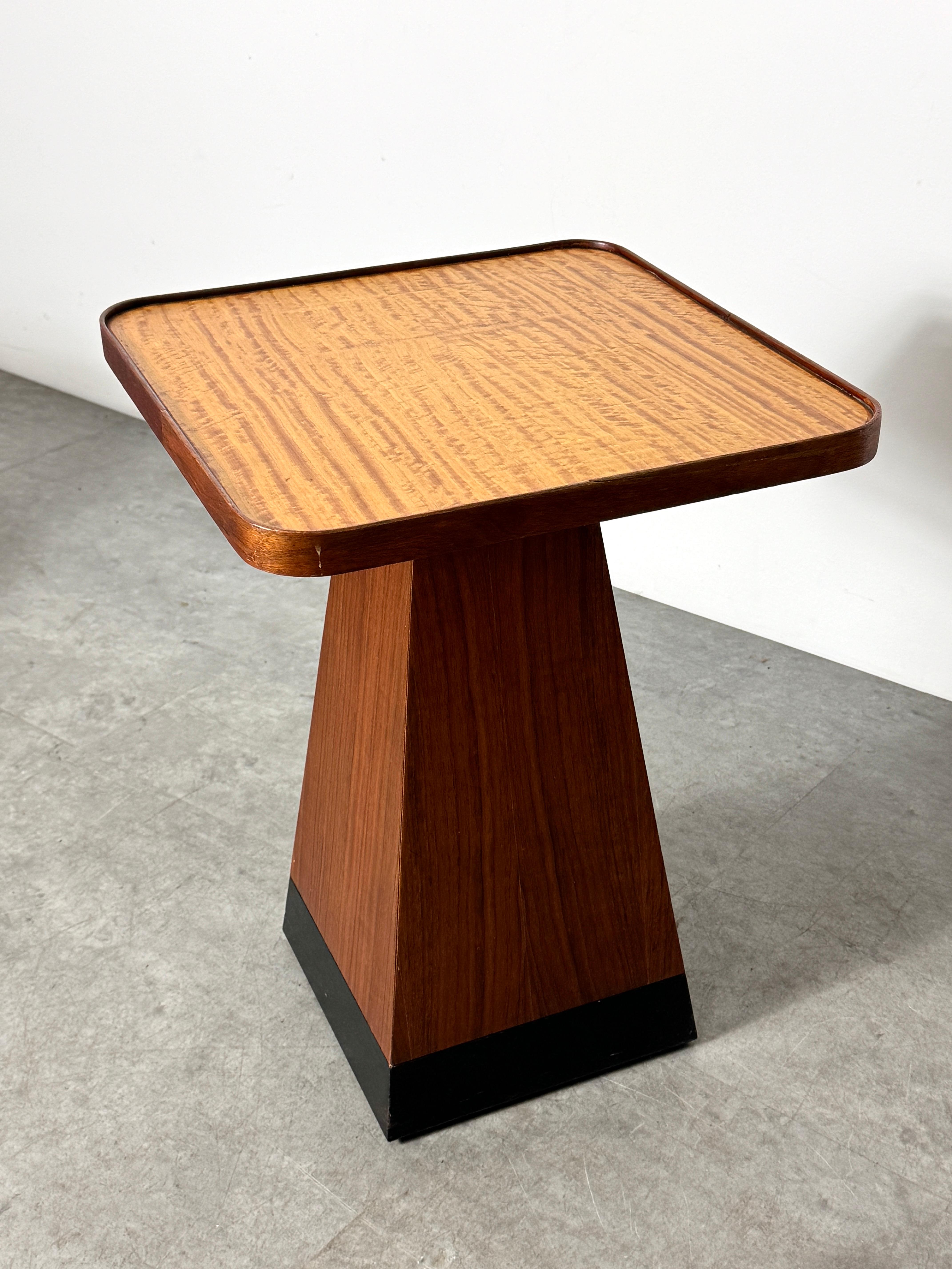 Américain Table à piédestal pyramidale carrée en noyer satiné de style The Moderns 1970 en vente