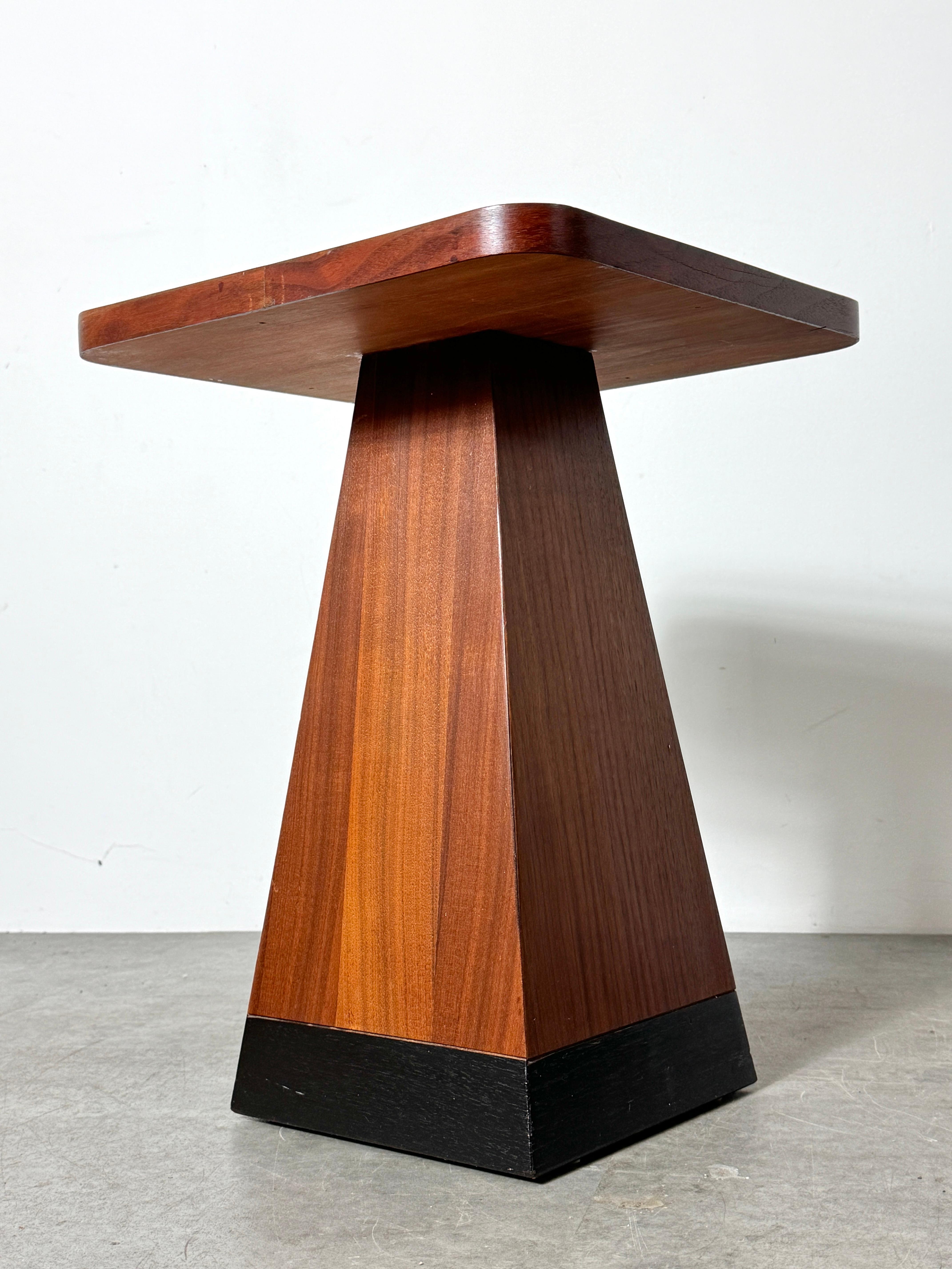Mid Century Modern Walnut Satinwood Square Pyramid Side Pedestal Table 1970s In Good Condition For Sale In Troy, MI