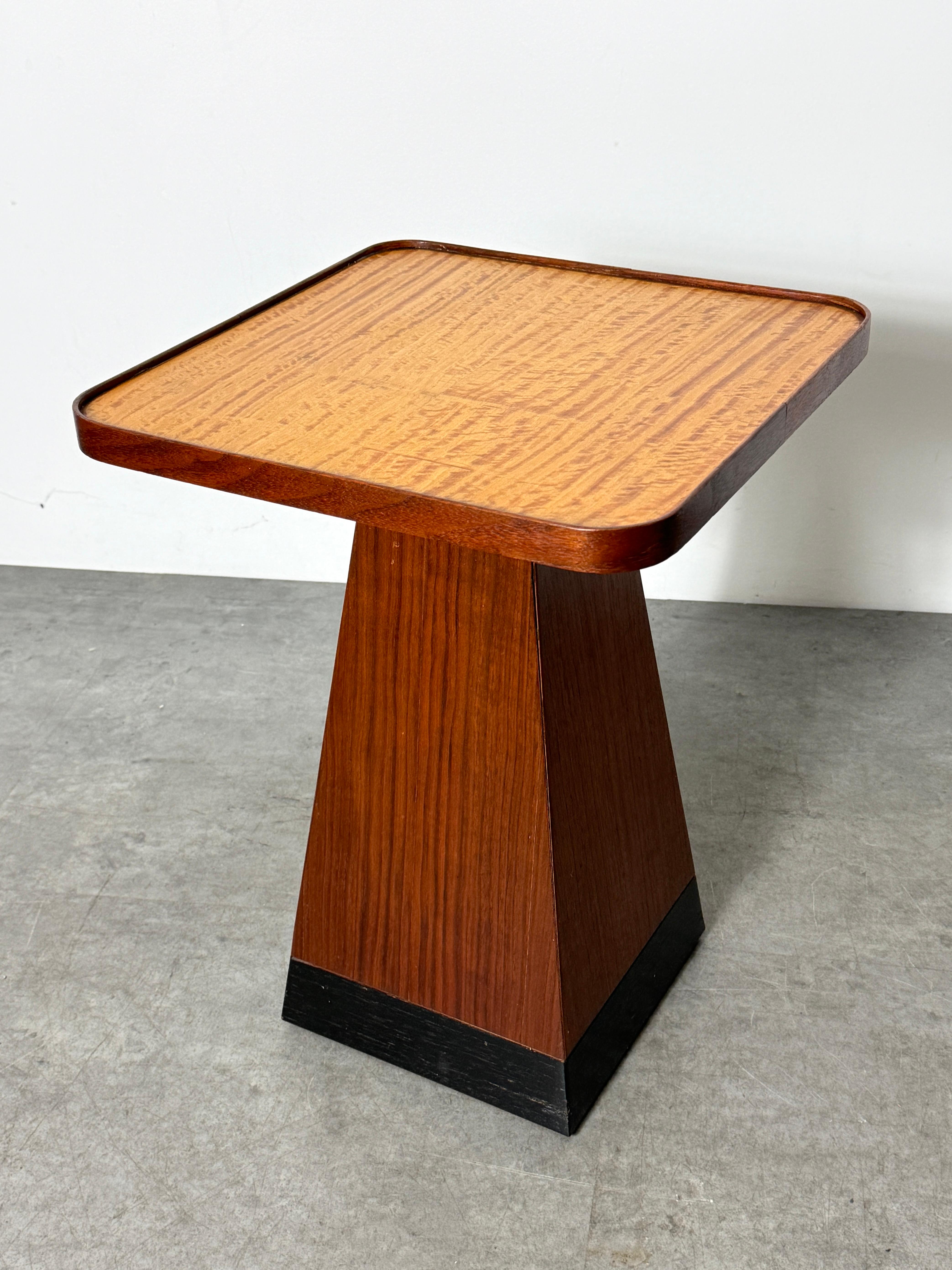 Fin du 20e siècle Table à piédestal pyramidale carrée en noyer satiné de style The Moderns 1970 en vente