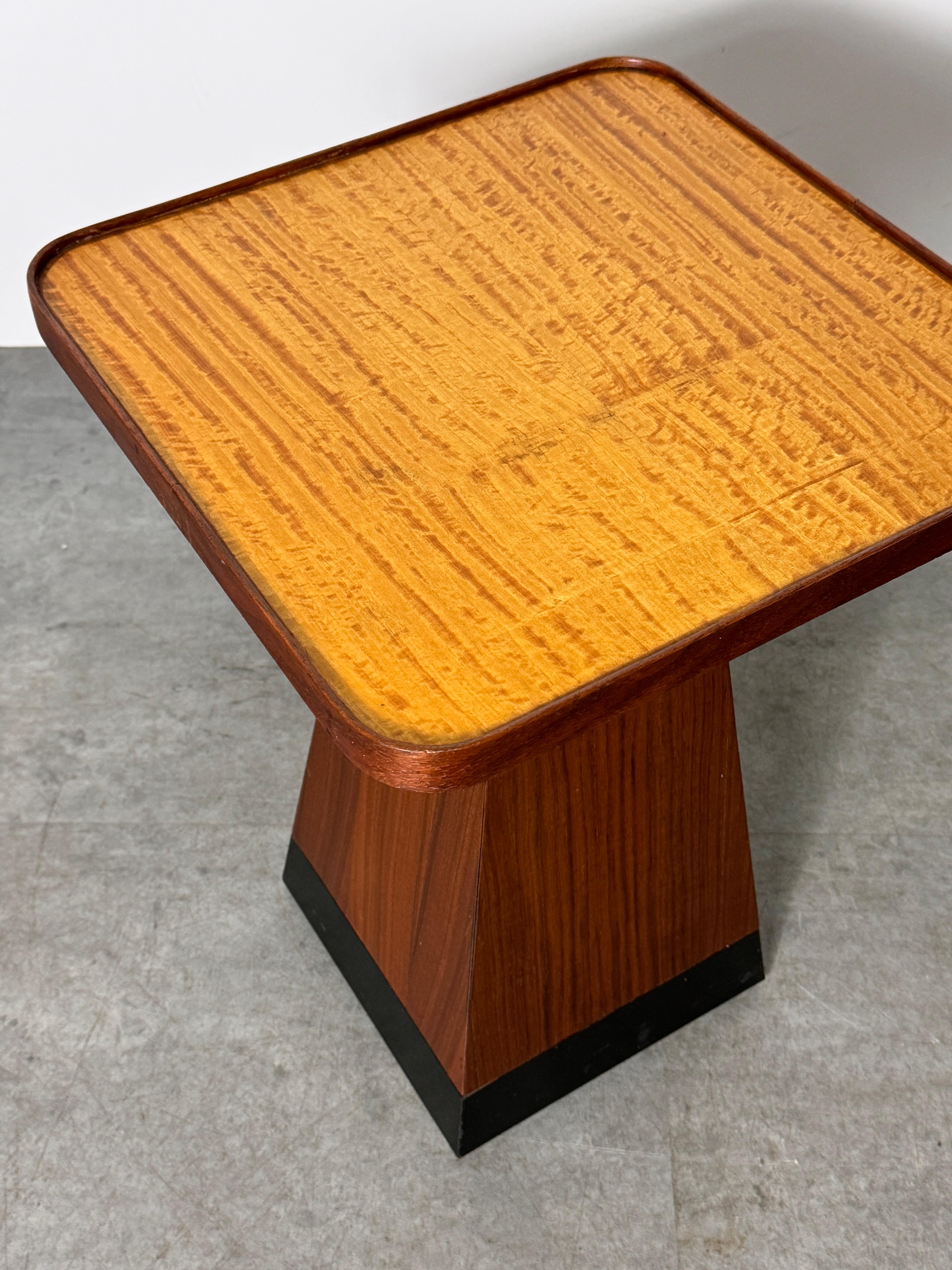 Citronnier Table à piédestal pyramidale carrée en noyer satiné de style The Moderns 1970 en vente