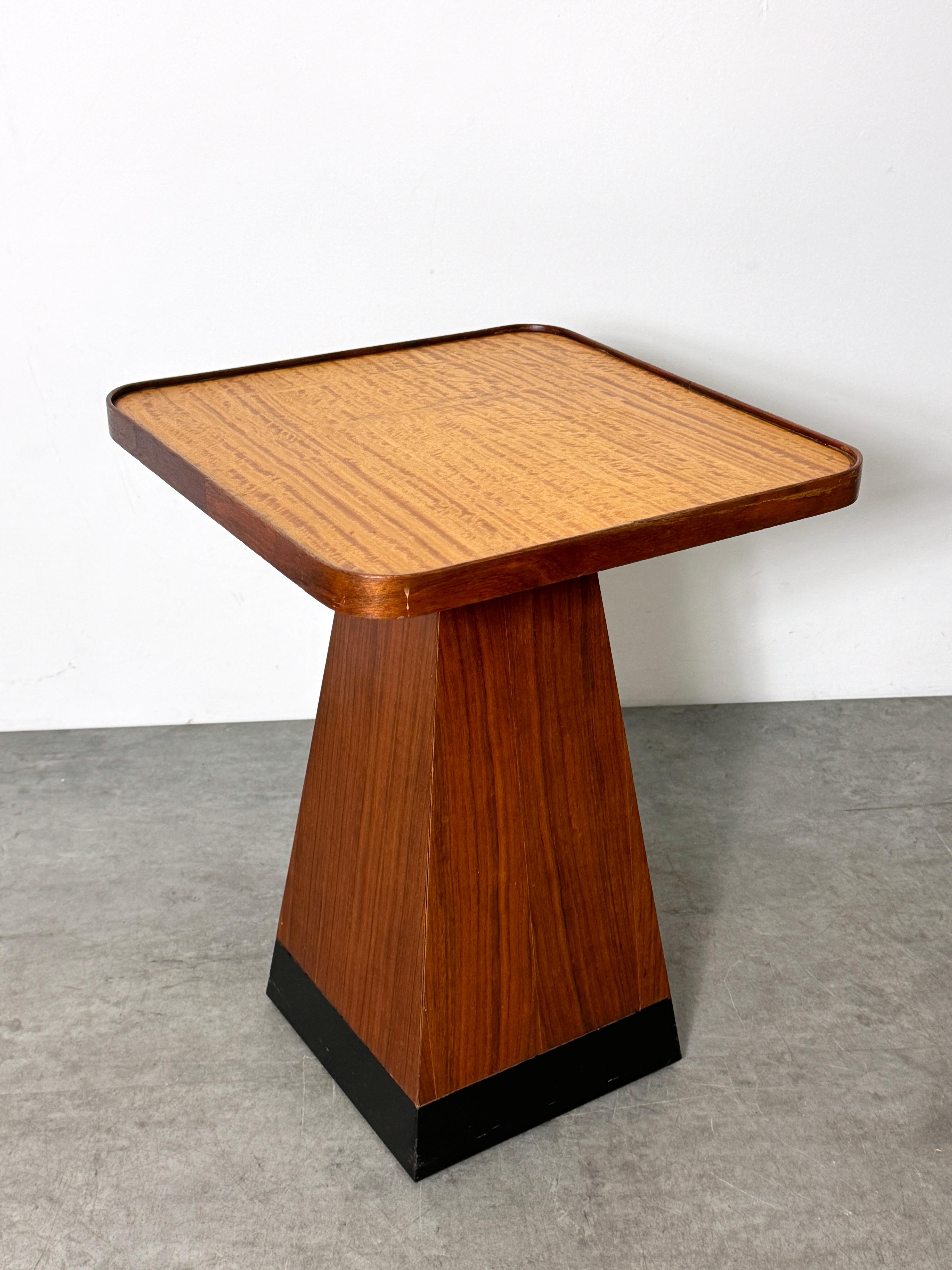 Table à piédestal pyramidale carrée en noyer satiné de style The Moderns 1970 en vente 1