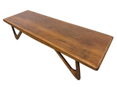 Mesa de centro esculpida de nogal, estilo «Mid-Century Modern»