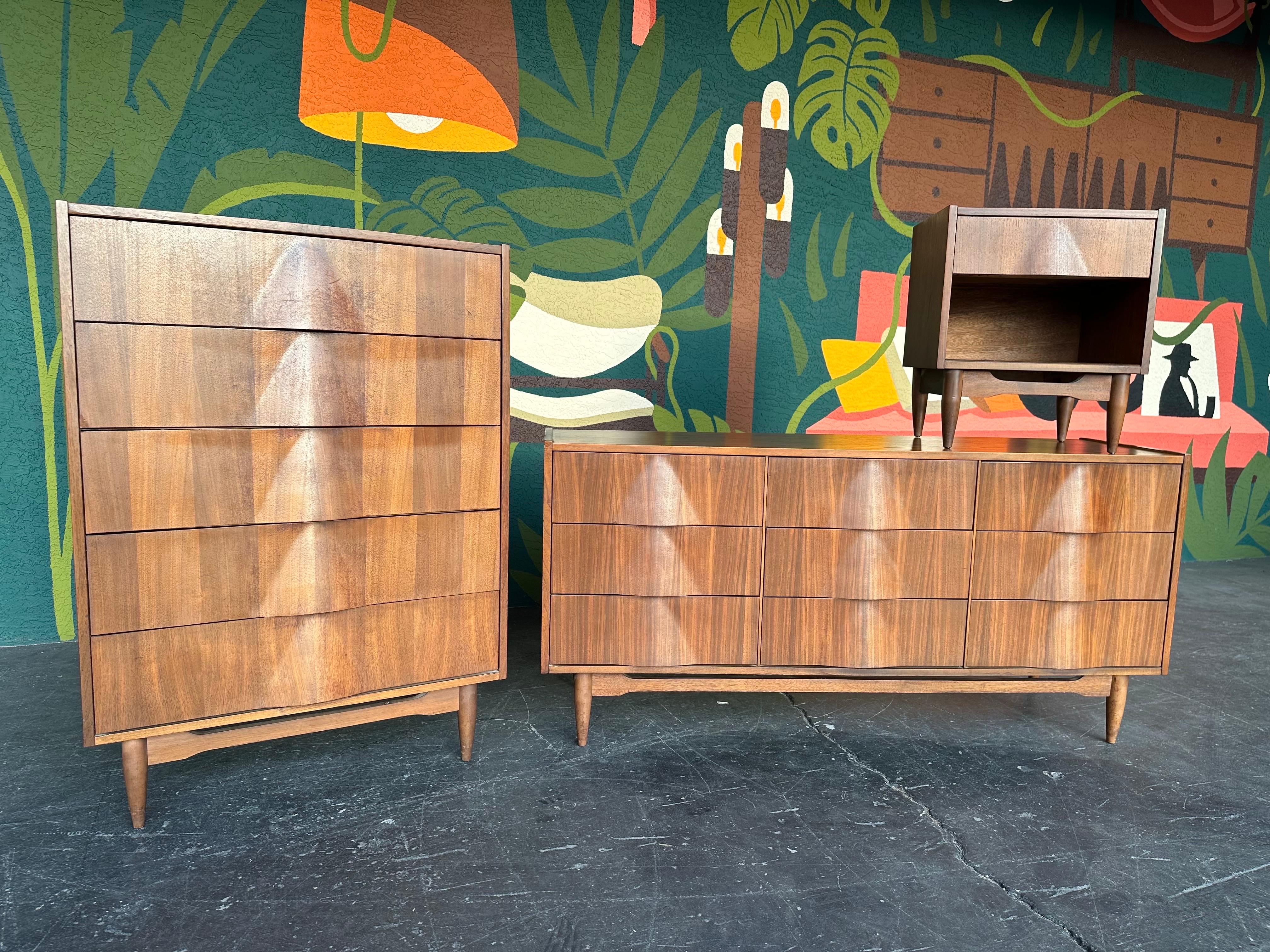 Mid Century Modern Walnut Sculpted Front 9 Drawer Dresser In Good Condition In Lutz, FL