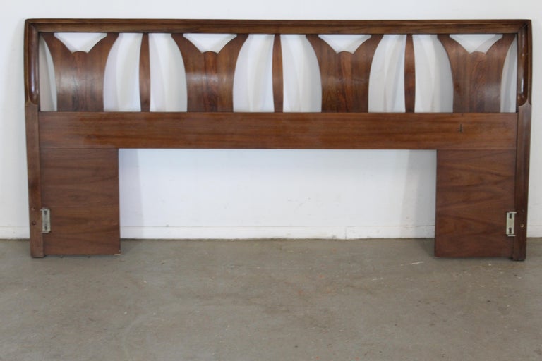 Mid-Century Modern Walnut Sculpted King Size Bed / Headboard For Sale 9