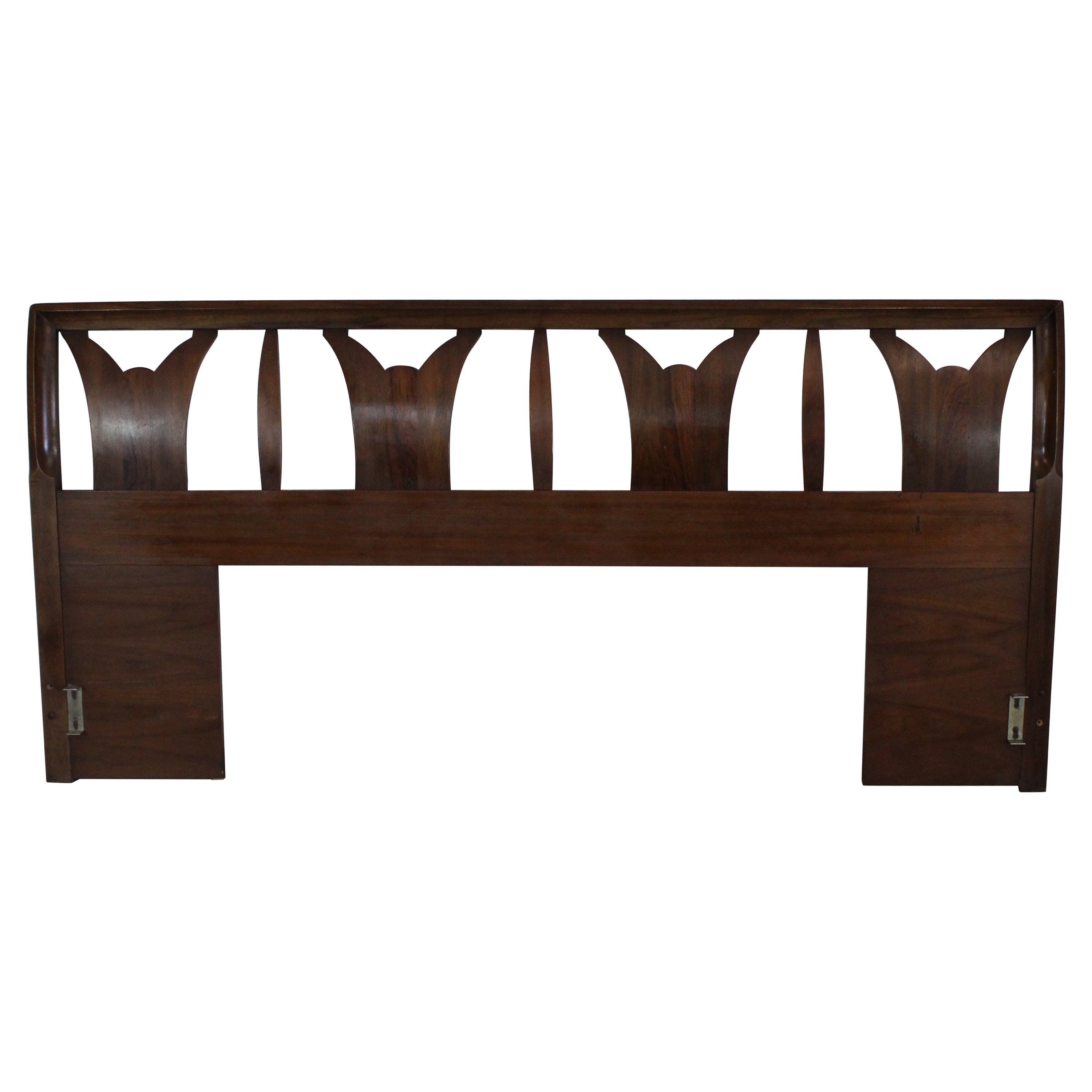 Lit / Tête de lit King Size en noyer sculpté, The Moderns en vente