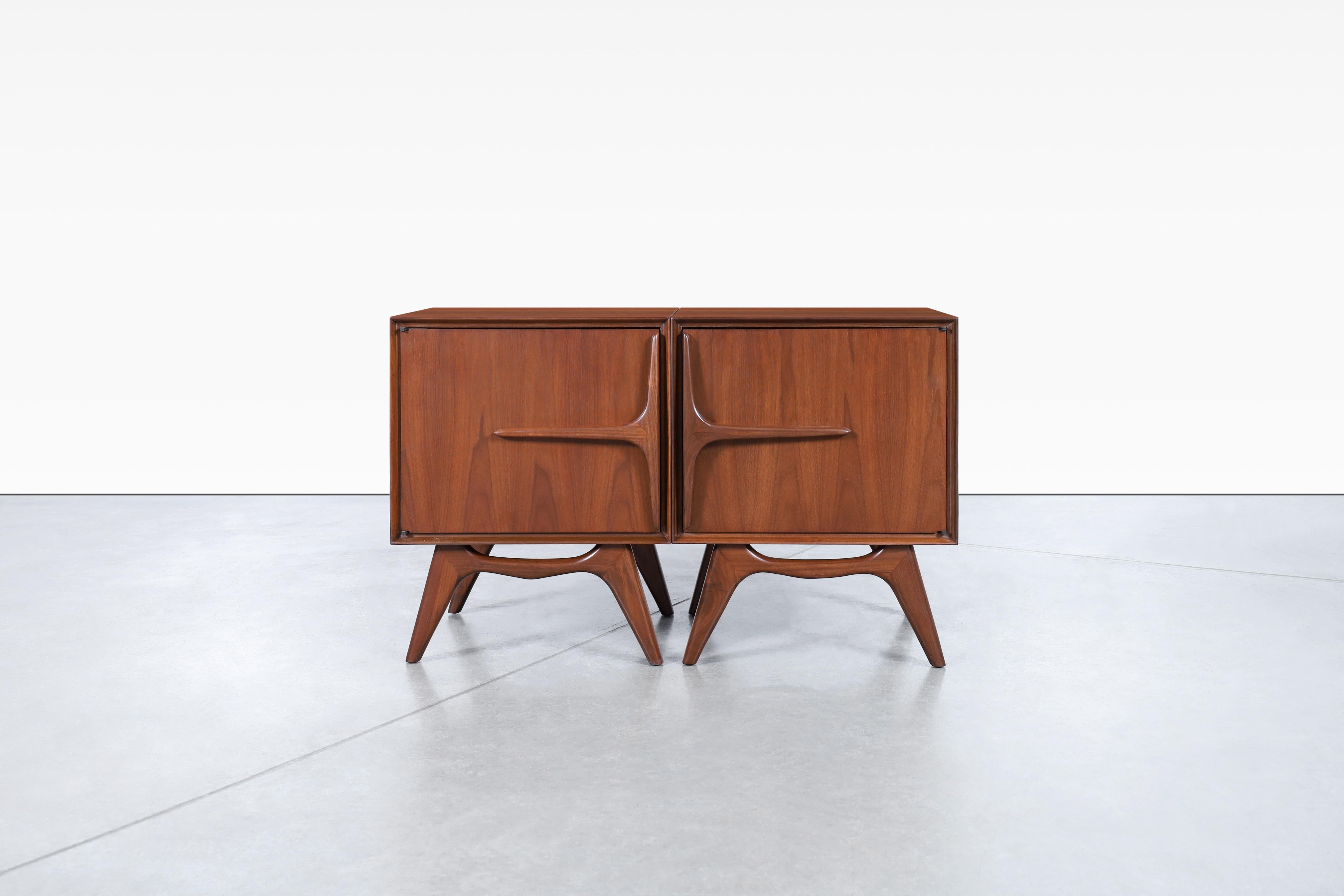 Mid-Century Modern Walnut Sculptural Nightstands In Excellent Condition For Sale In North Hollywood, CA