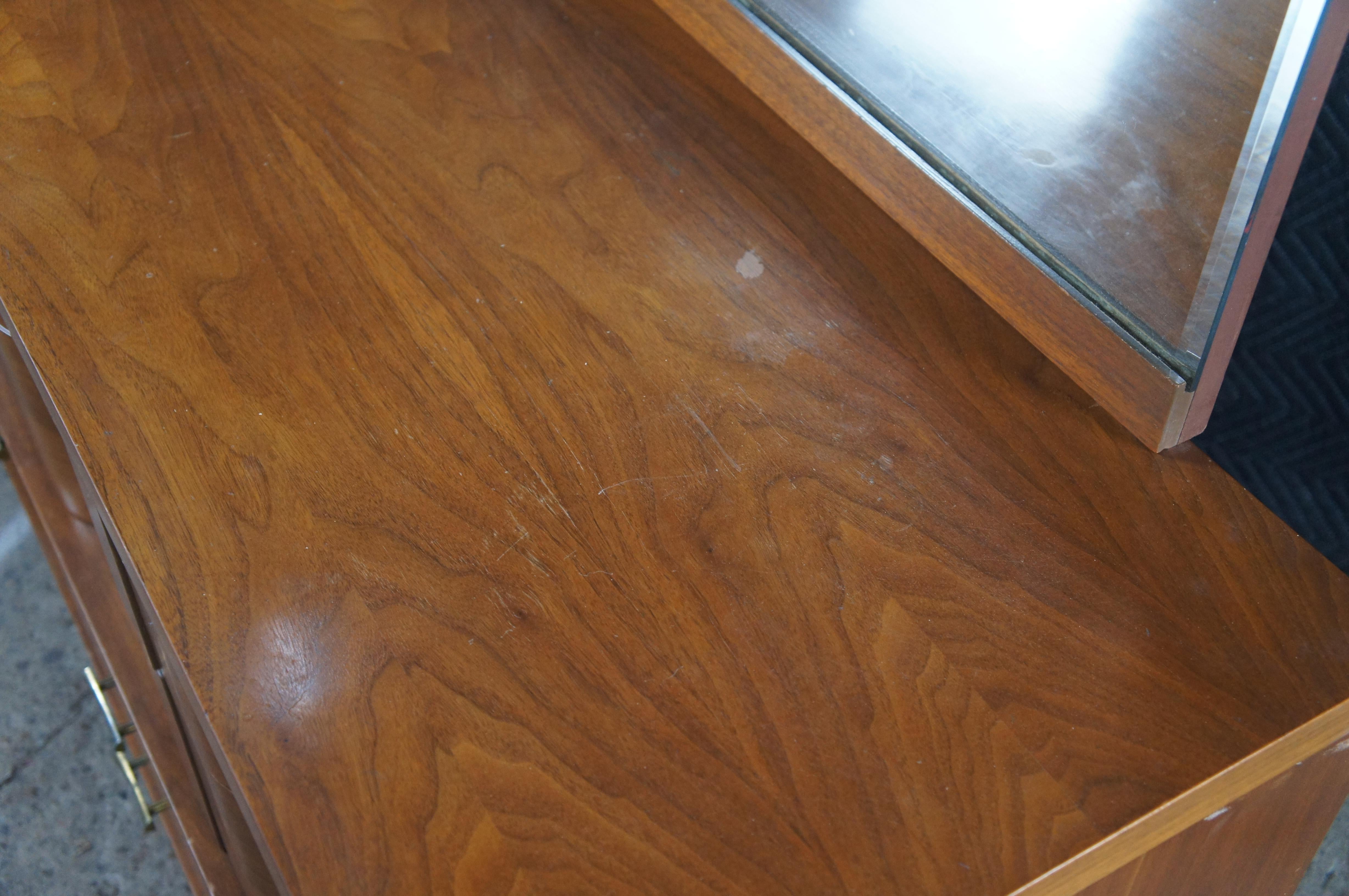 Comò a specchio serpentino in legno di noce del Mid Century Modern, cassettiera Vanity in vendita 5