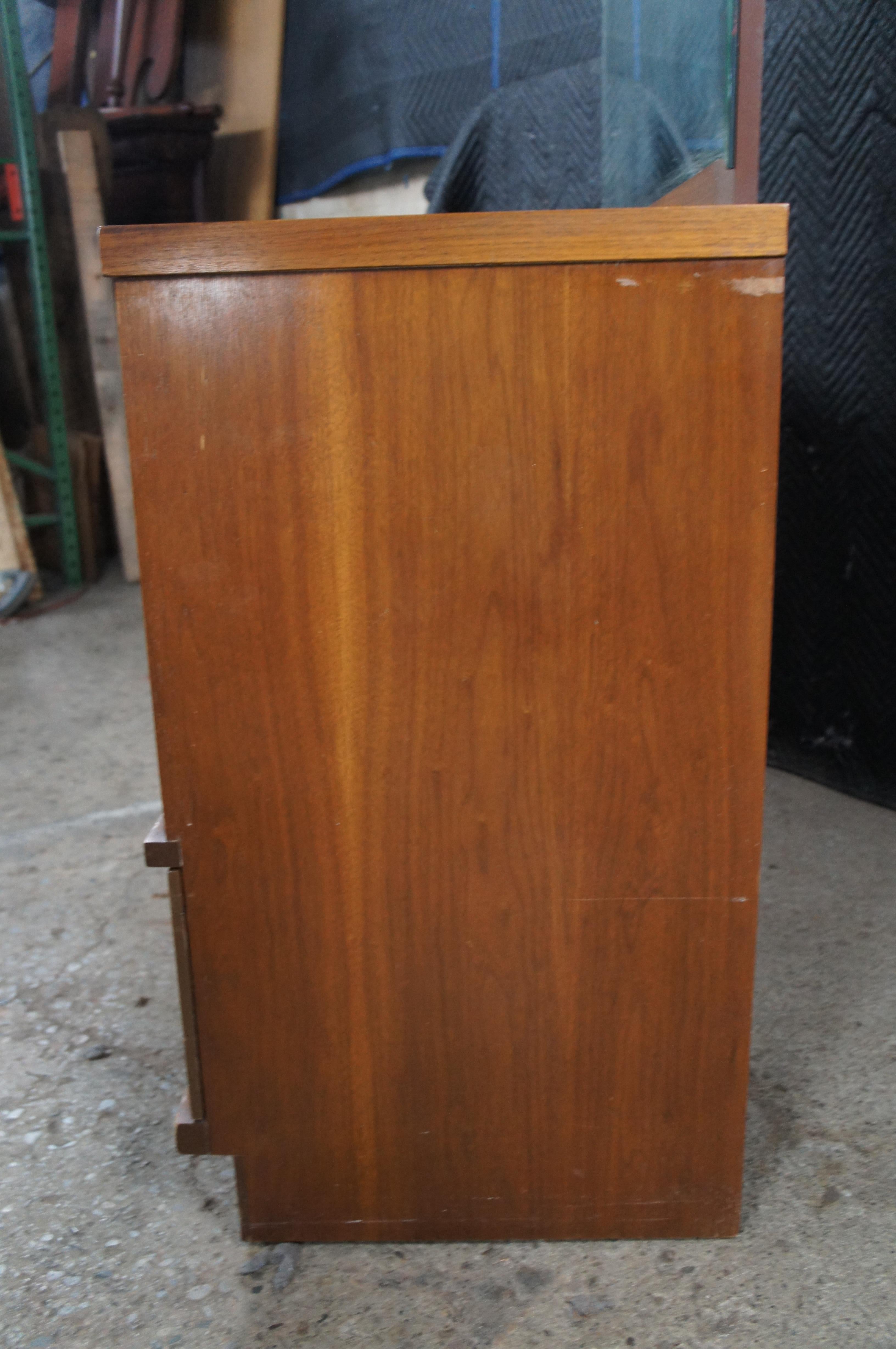 Comò a specchio serpentino in legno di noce del Mid Century Modern, cassettiera Vanity in vendita 6
