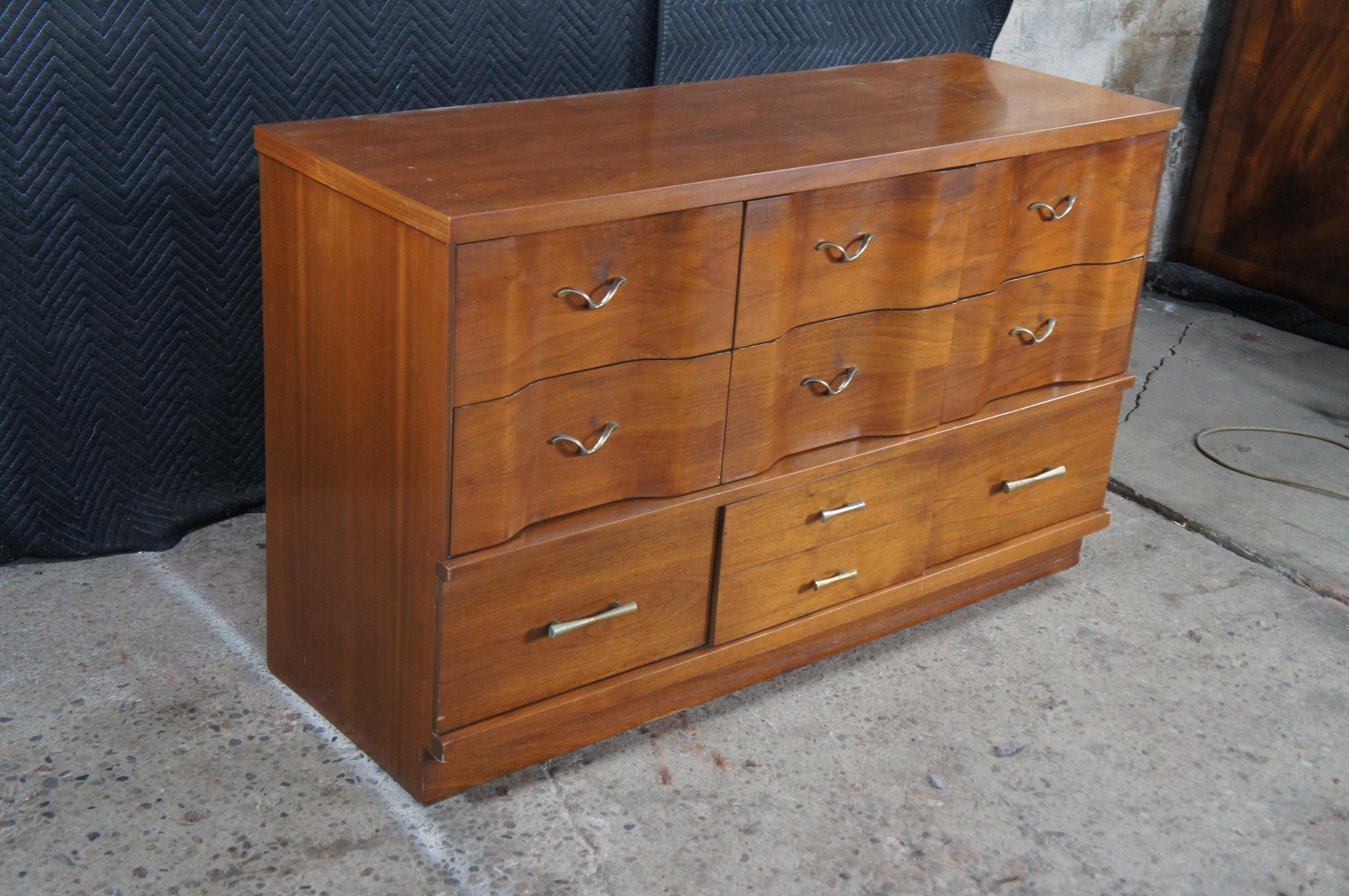 Comò a specchio serpentino in legno di noce del Mid Century Modern, cassettiera Vanity in vendita 9