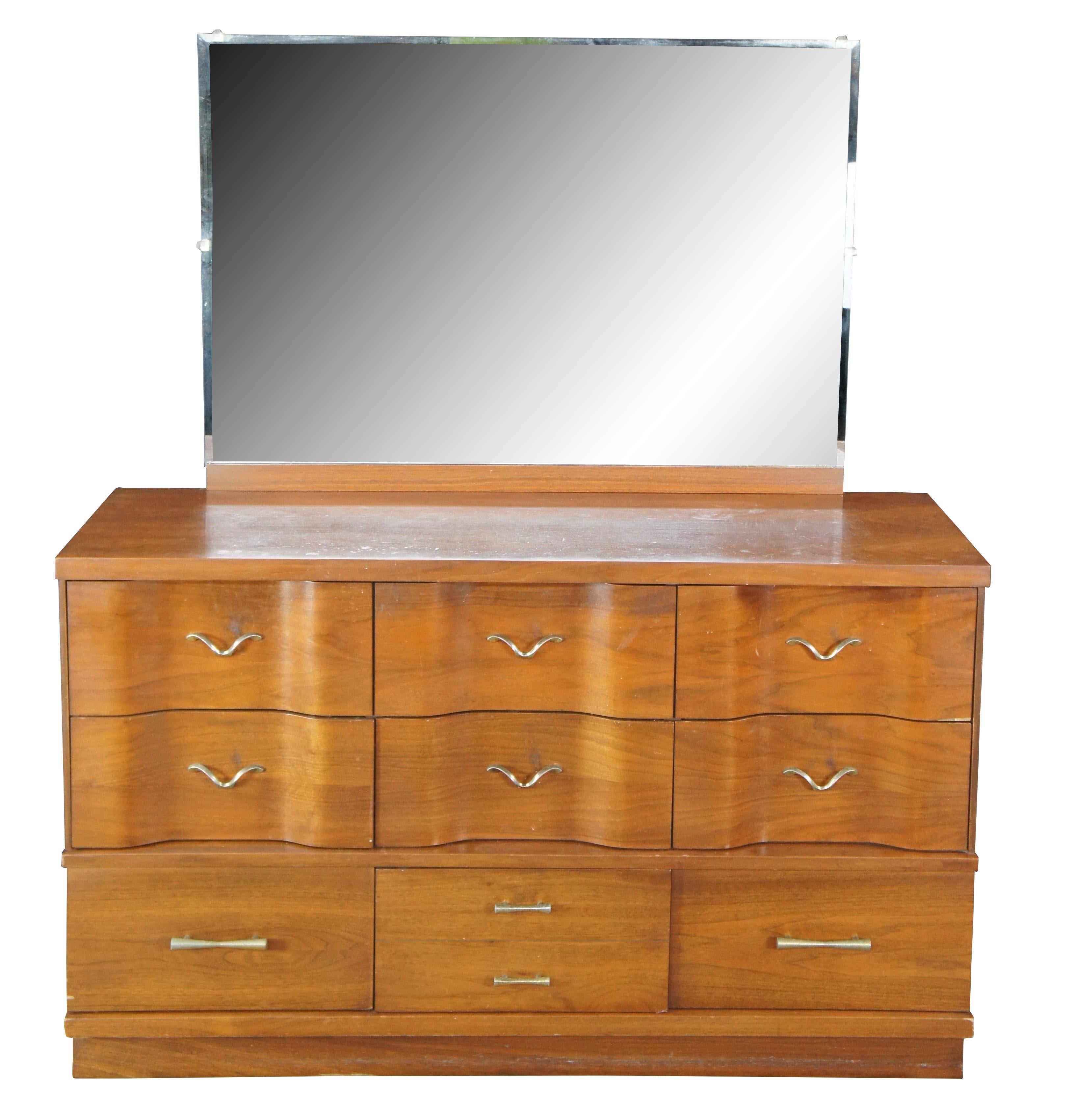 Cassettiera vanity moderna del metà secolo.  Realizzato in noce, presenta 9 cassetti a serpentina e uno specchio rettangolare.

Dimensioni:
18