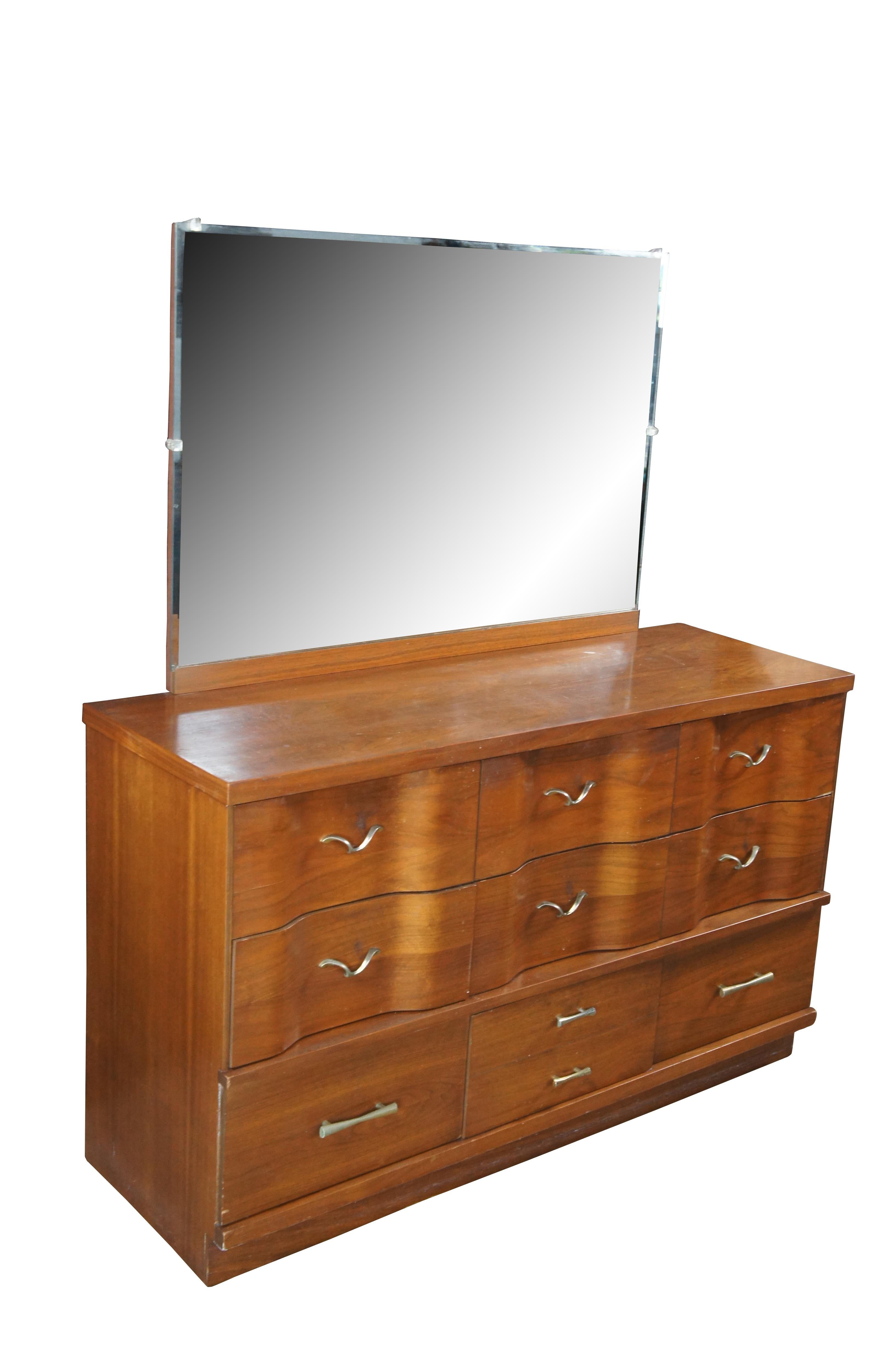 Mid-Century moderno Comò a specchio serpentino in legno di noce del Mid Century Modern, cassettiera Vanity in vendita