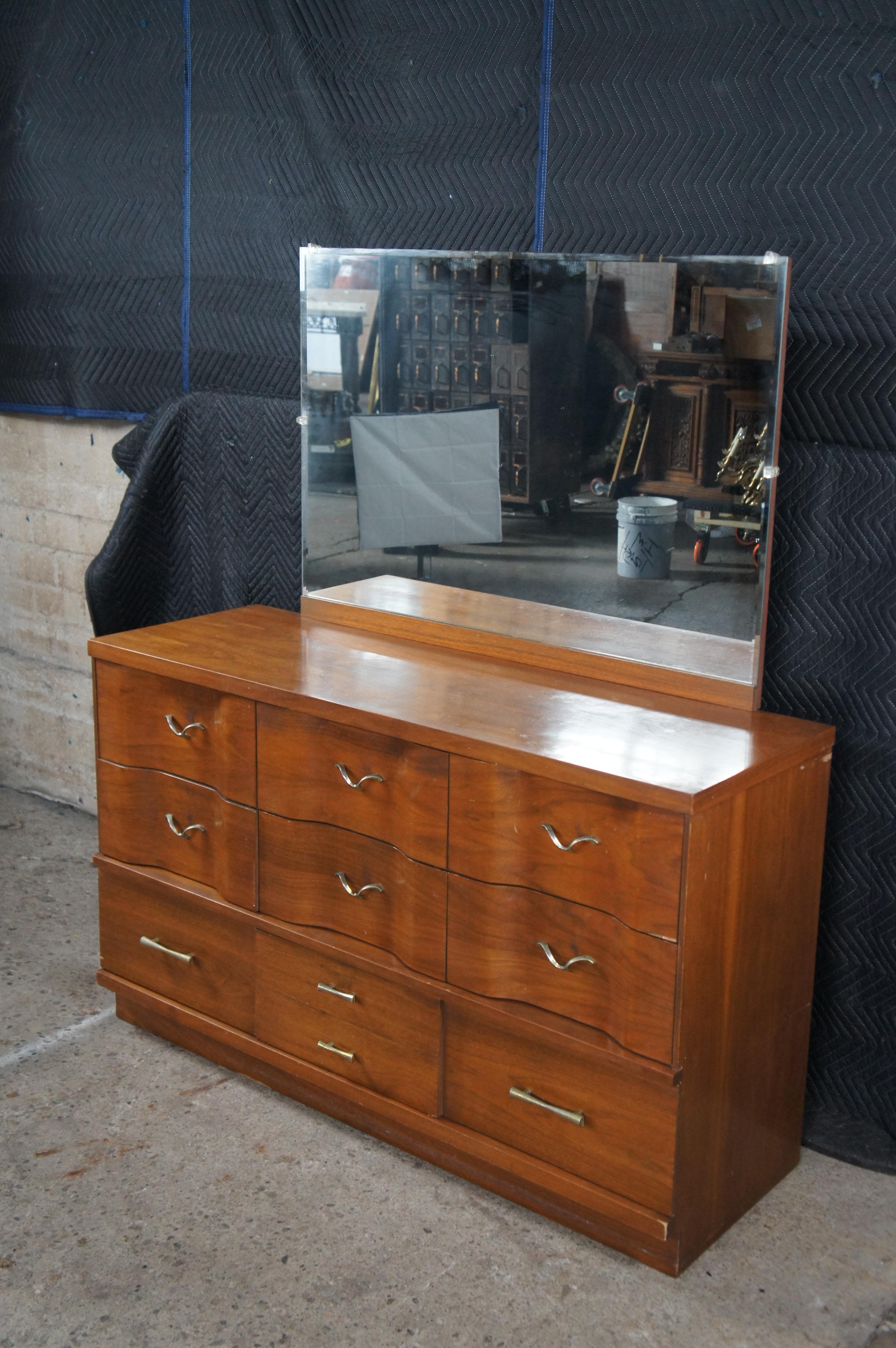 Americano Comò a specchio serpentino in legno di noce del Mid Century Modern, cassettiera Vanity in vendita