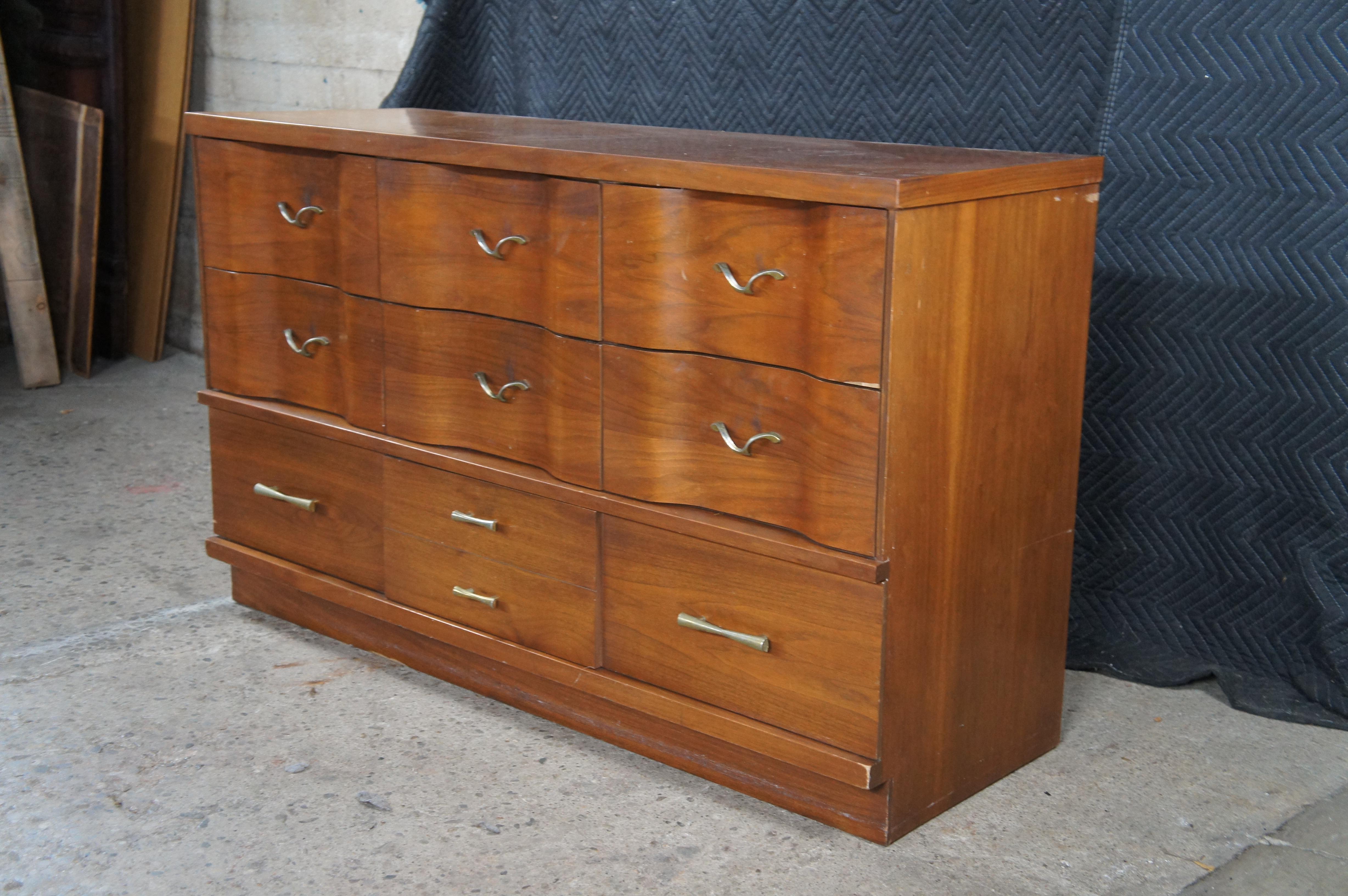 Comò a specchio serpentino in legno di noce del Mid Century Modern, cassettiera Vanity In condizioni buone in vendita a Dayton, OH