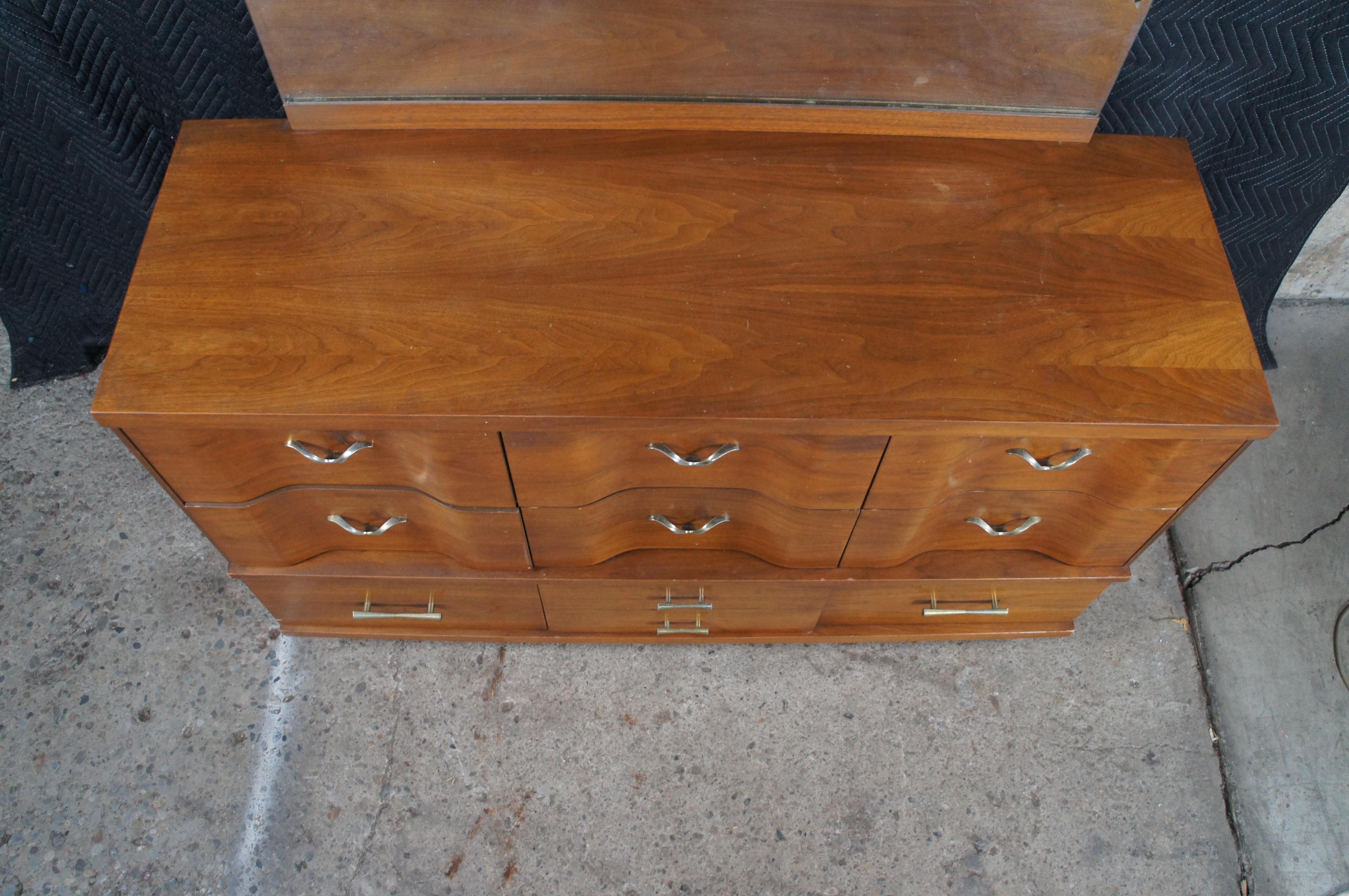 XX secolo Comò a specchio serpentino in legno di noce del Mid Century Modern, cassettiera Vanity in vendita