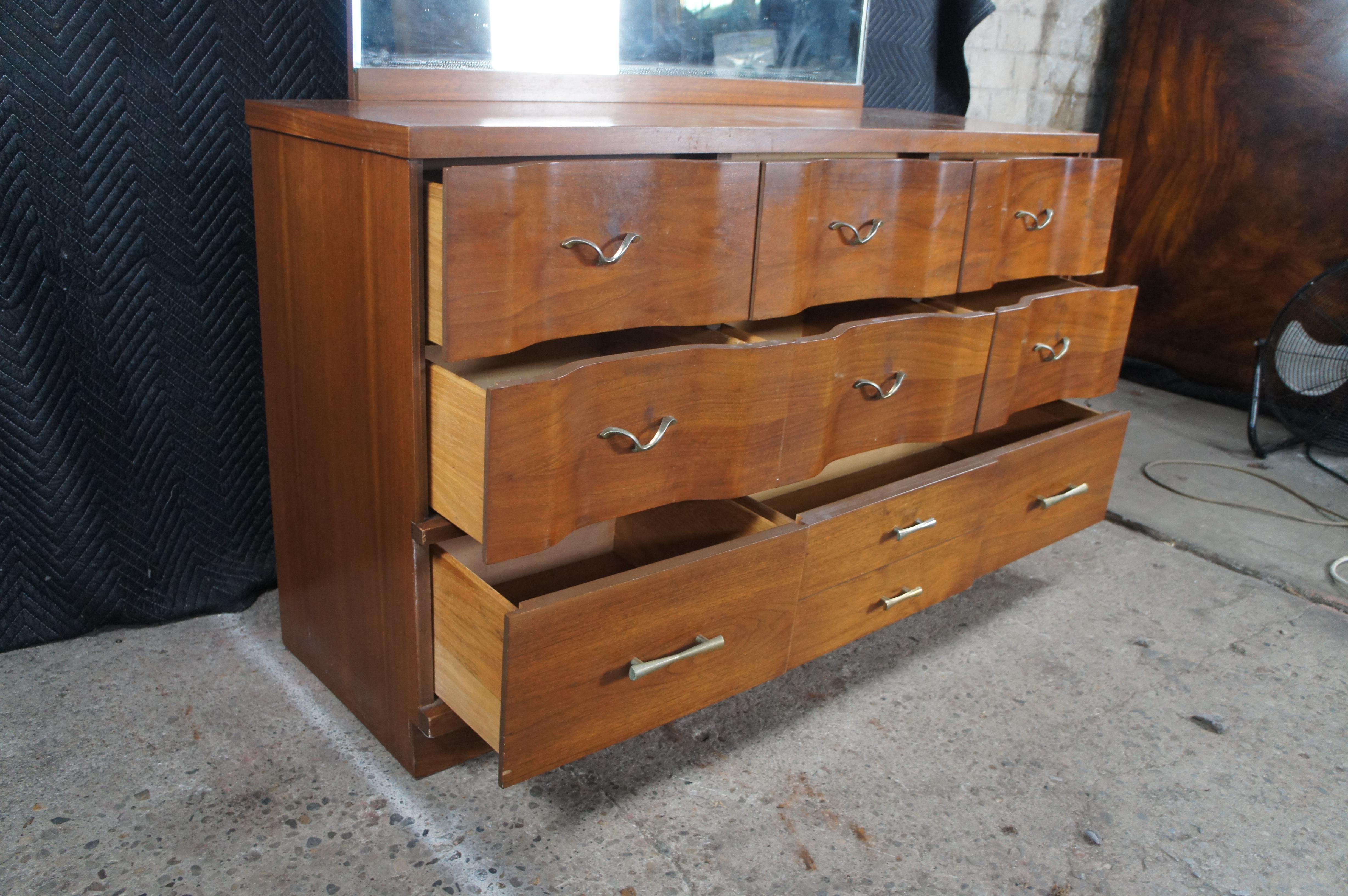Comò a specchio serpentino in legno di noce del Mid Century Modern, cassettiera Vanity in vendita 1