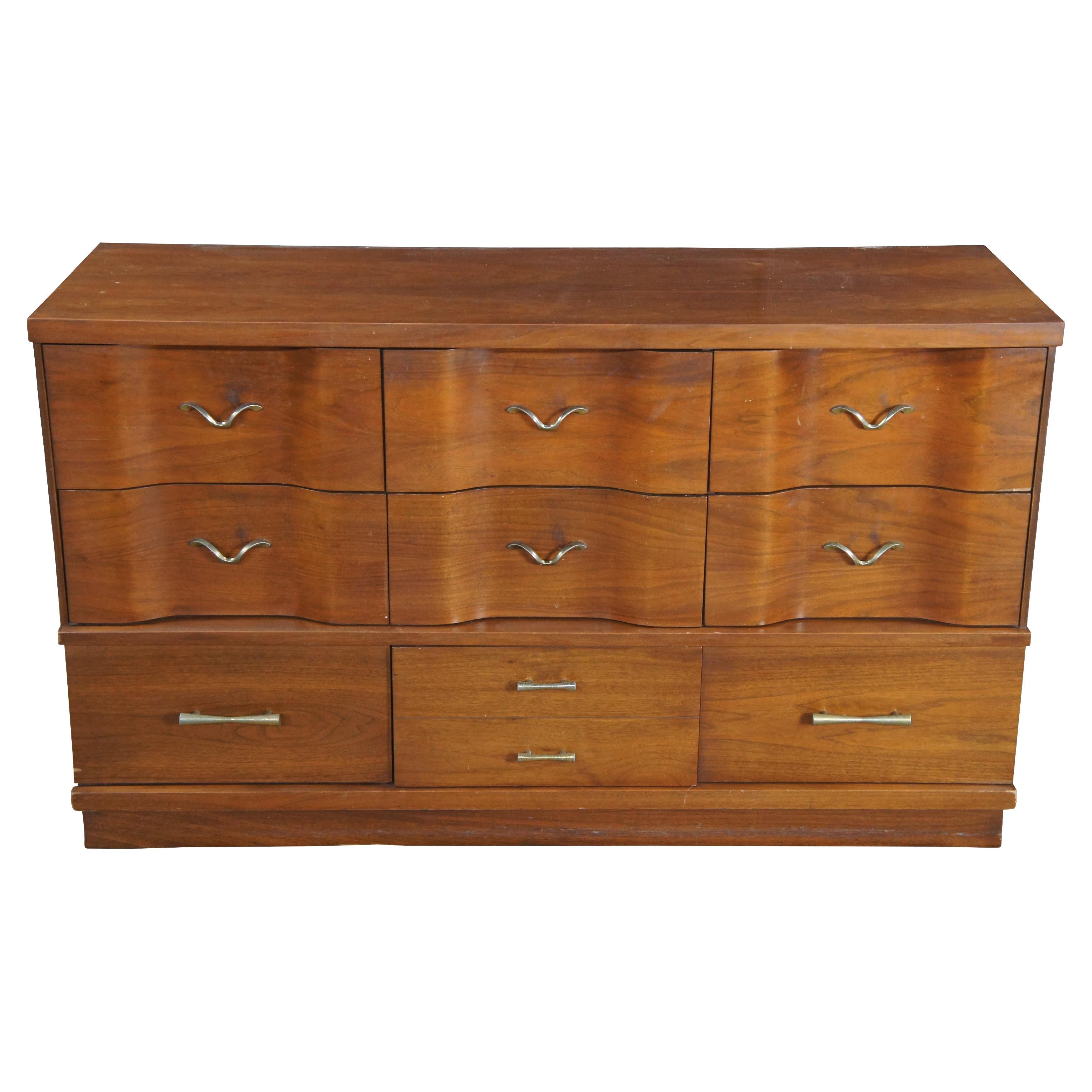 Comò a specchio serpentino in legno di noce del Mid Century Modern, cassettiera Vanity in vendita