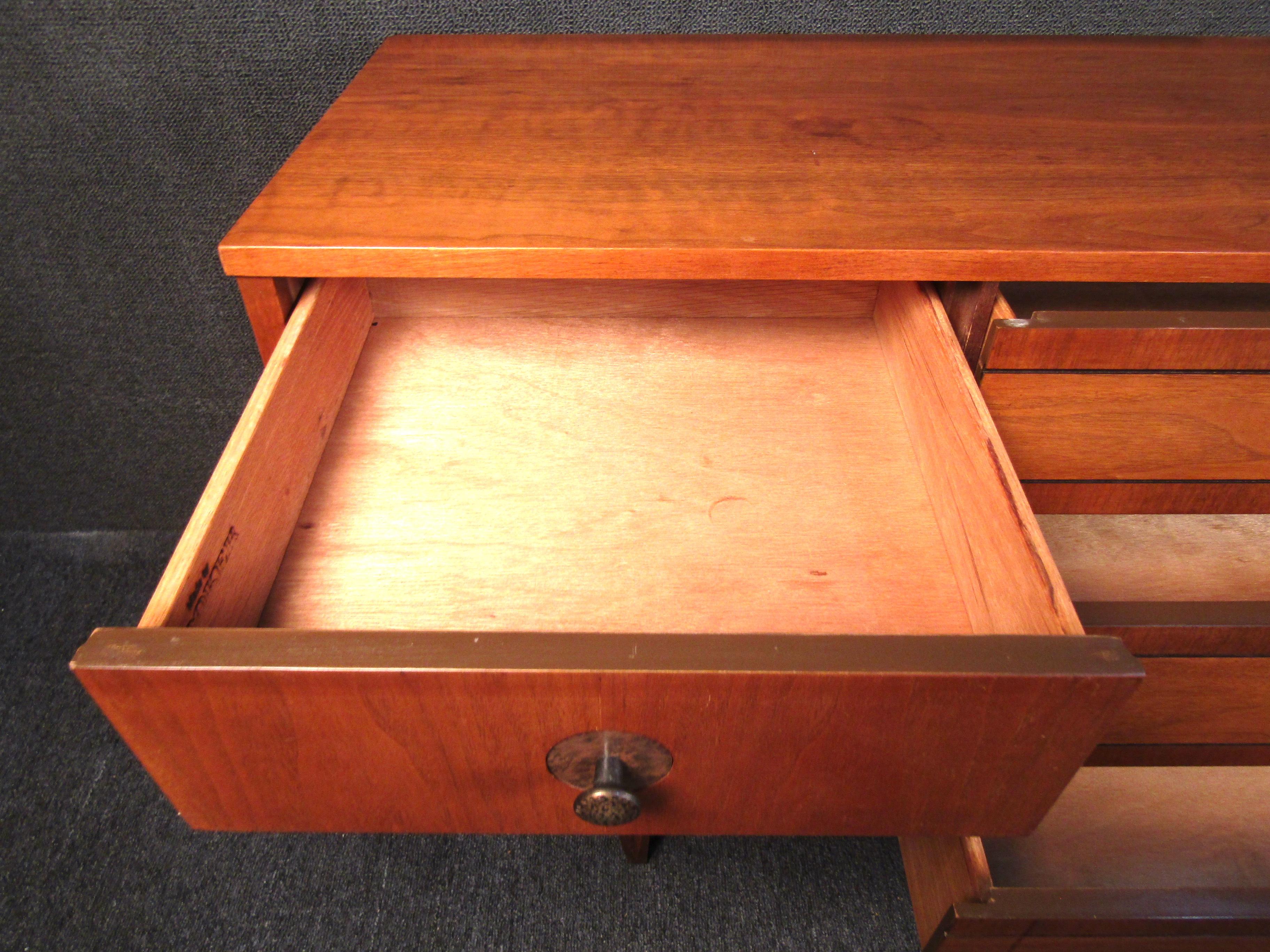 Mid-Century Walnut Server by Hooker Furniture In Good Condition In Brooklyn, NY