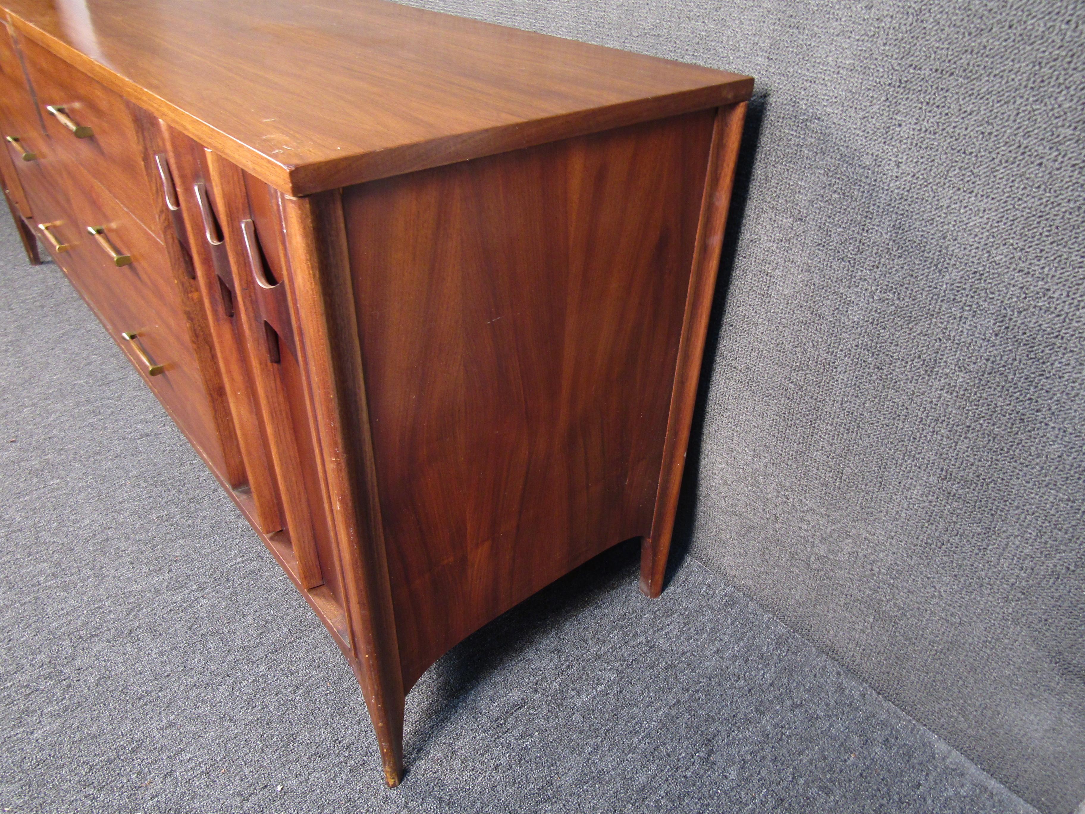 Server in legno di noce di Kent Coffey, stile metà secolo moderno in vendita 6