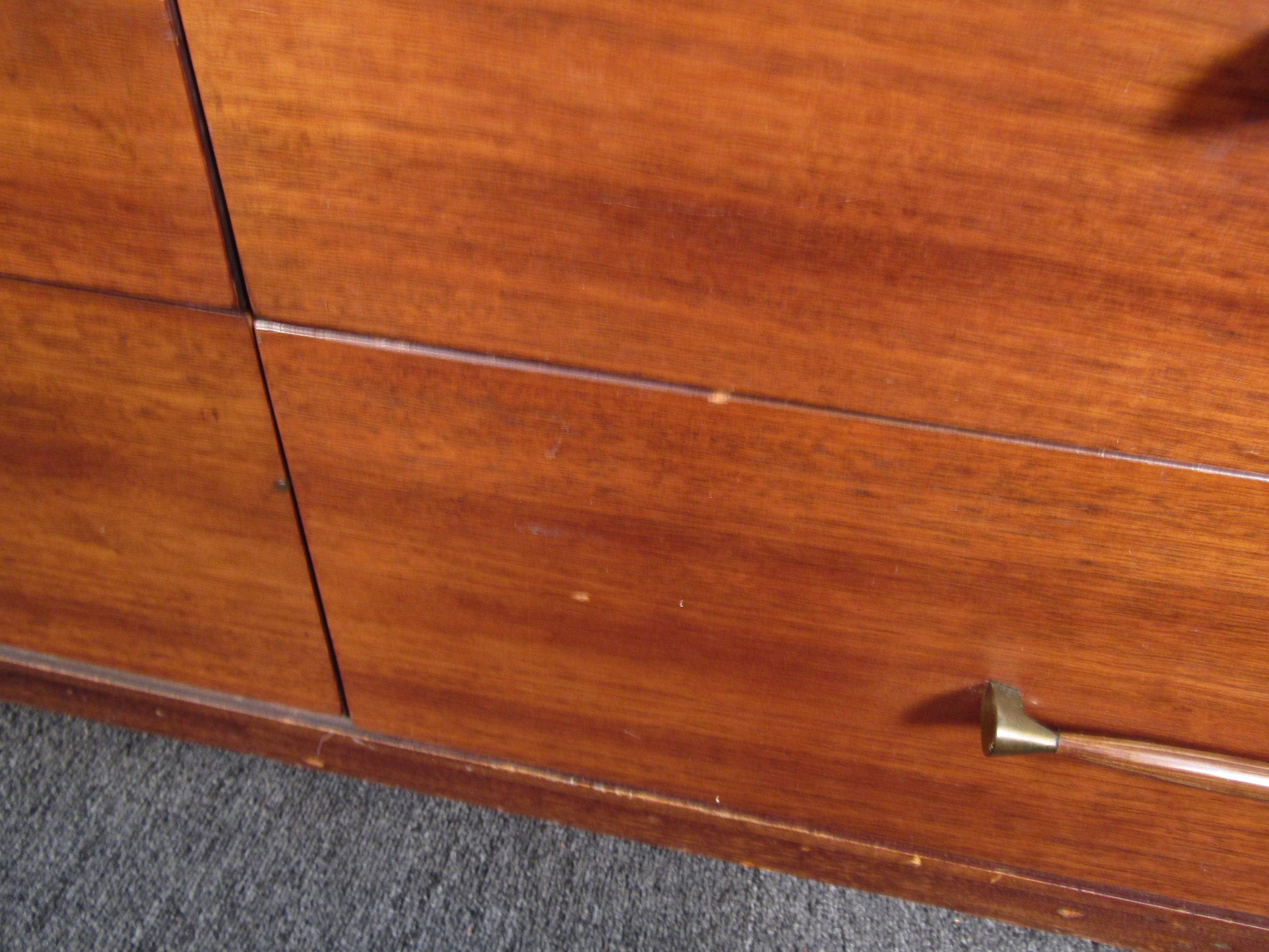 Server in legno di noce di Kent Coffey, stile metà secolo moderno in vendita 1