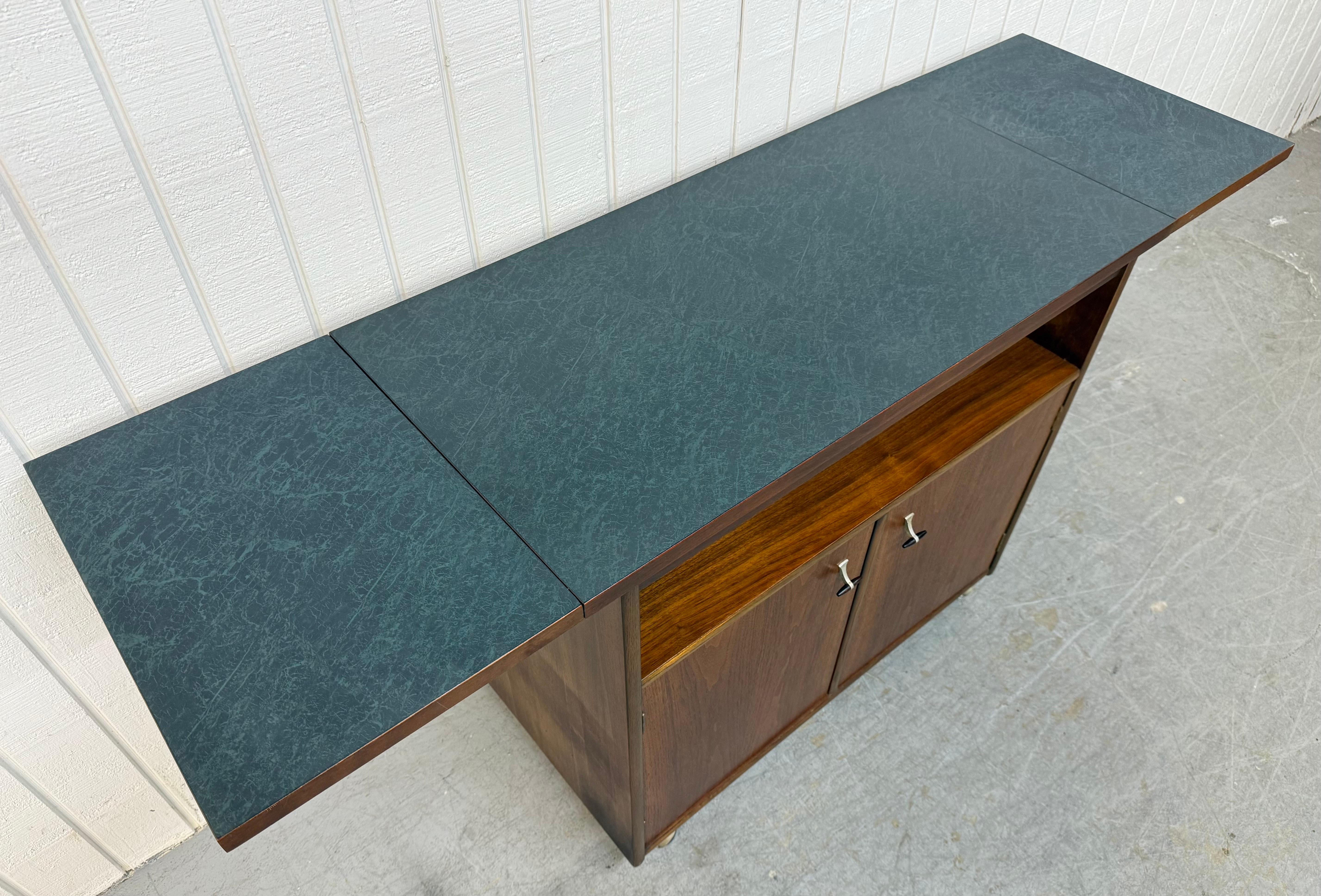Americano Carrello da portata in legno di noce di stile moderno del Medioevo in vendita