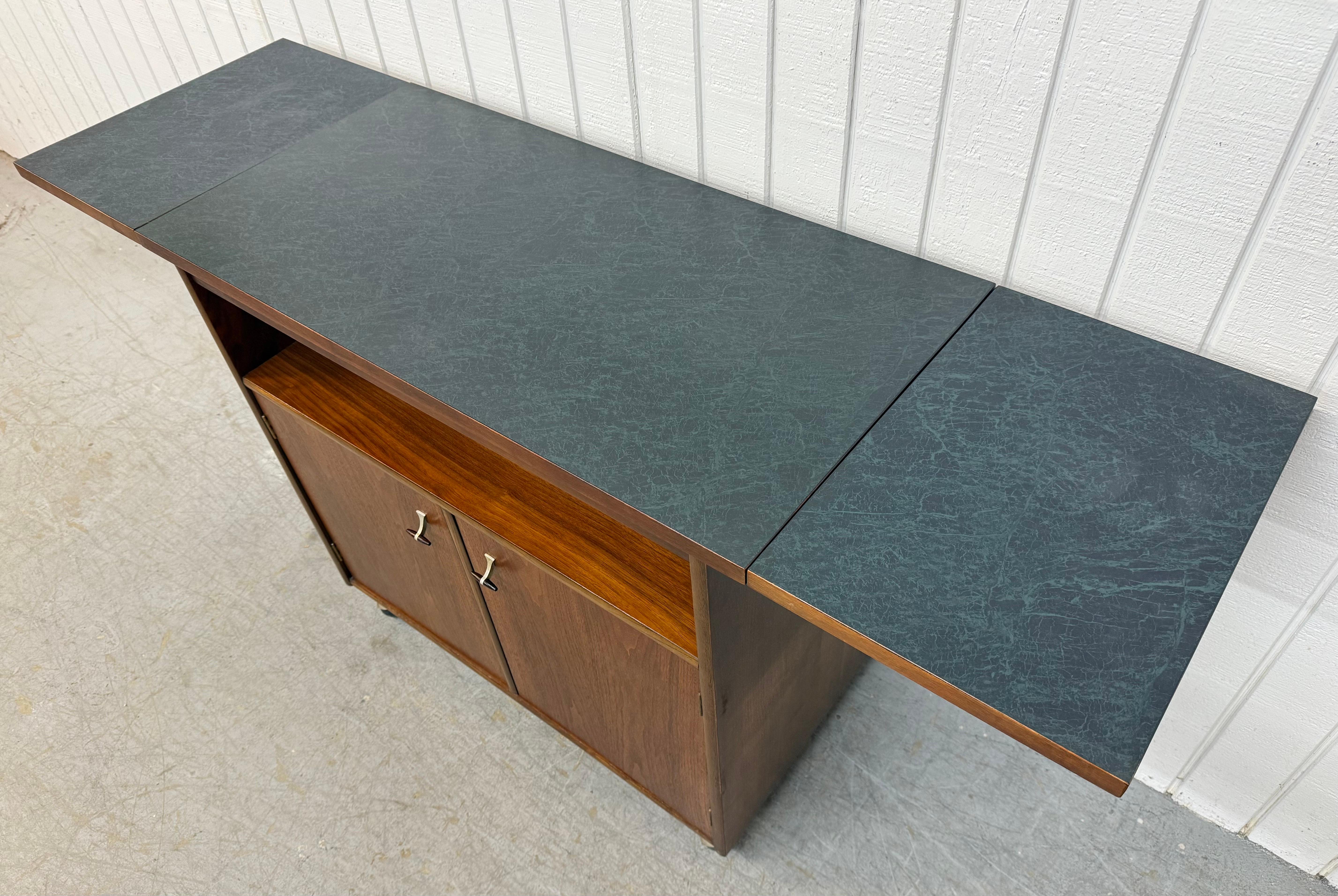 XX secolo Carrello da portata in legno di noce di stile moderno del Medioevo in vendita
