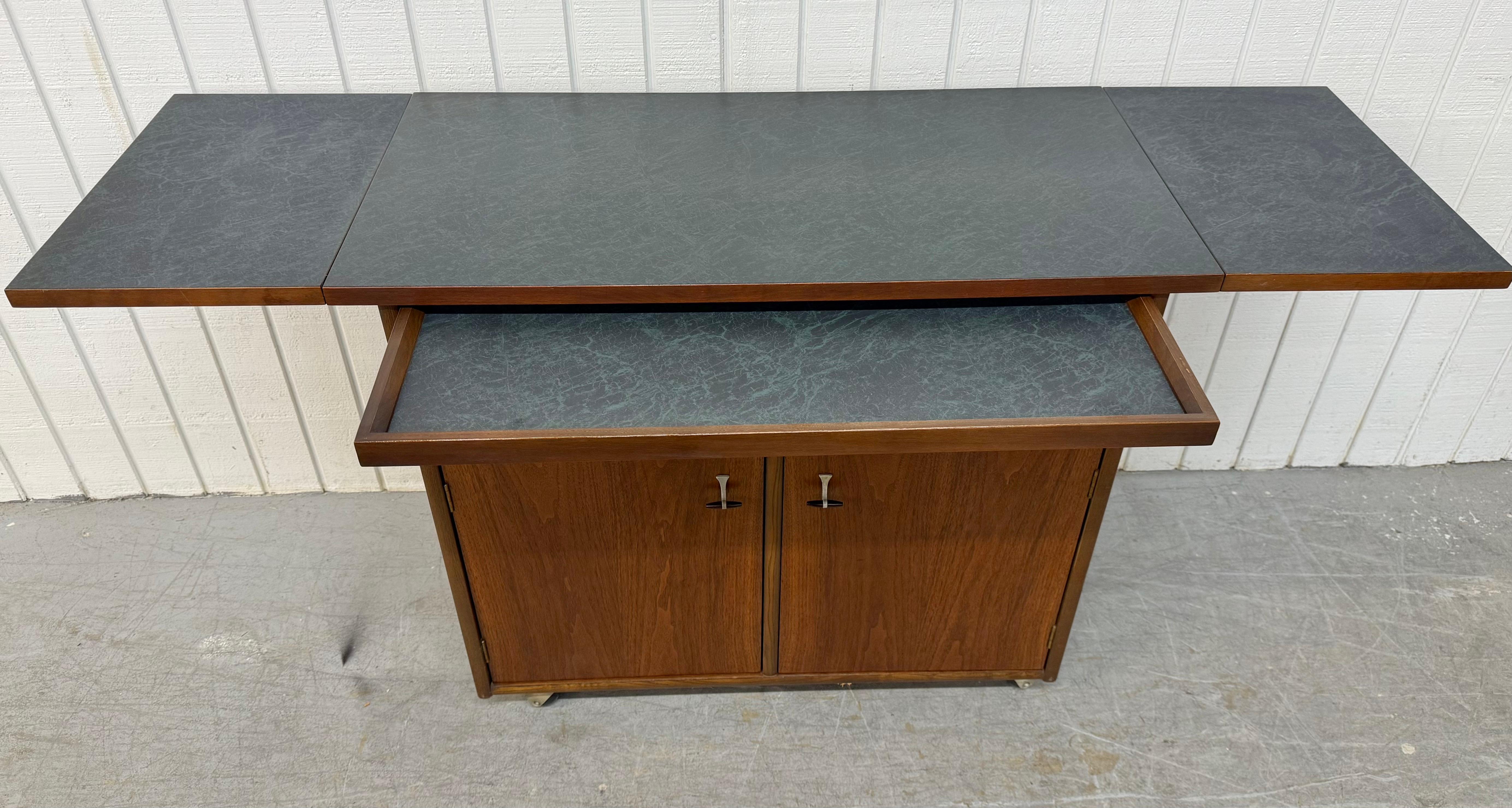 Laminato Carrello da portata in legno di noce di stile moderno del Medioevo in vendita