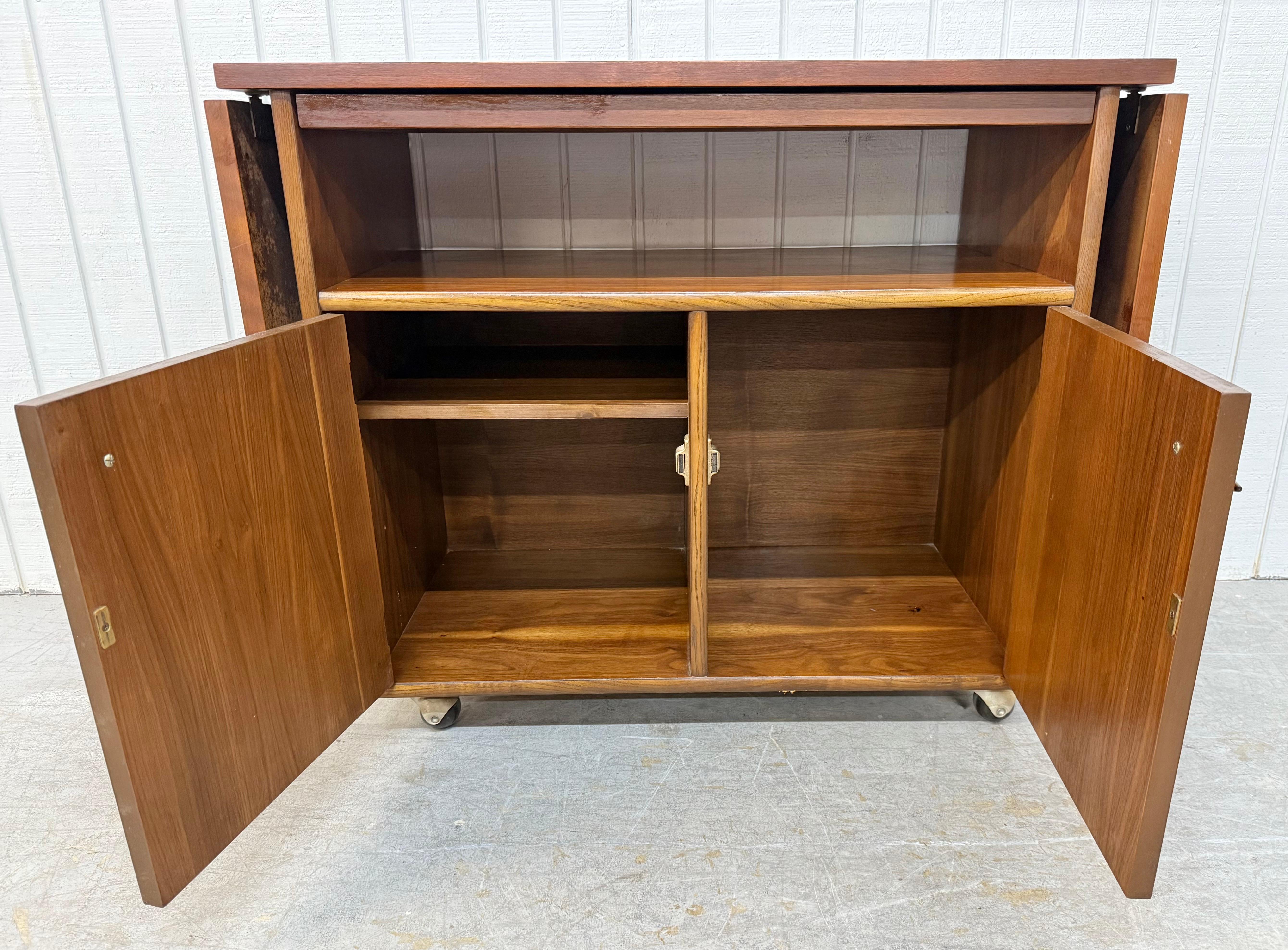 Carrello da portata in legno di noce di stile moderno del Medioevo in vendita 1