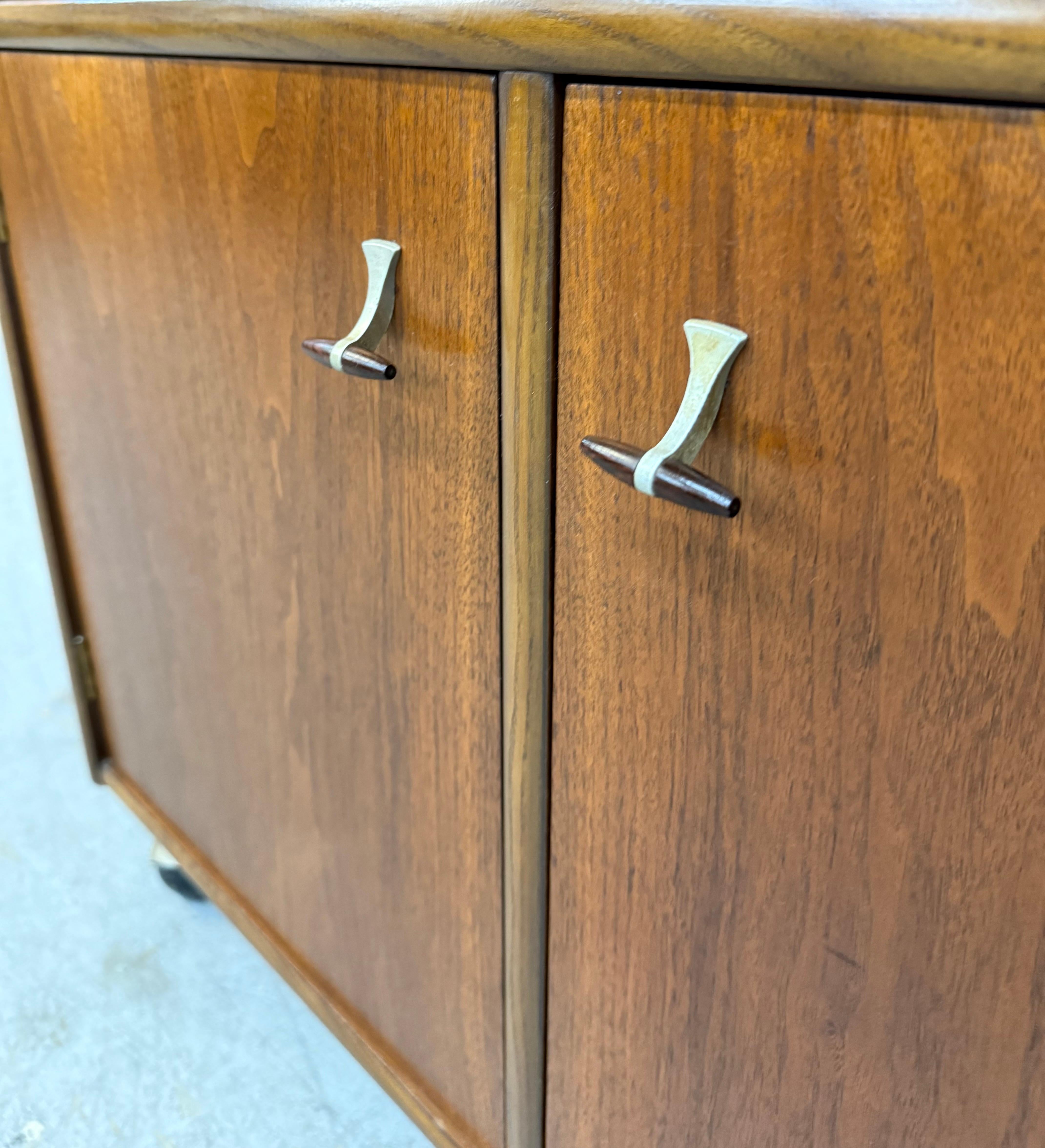 Carrello da portata in legno di noce di stile moderno del Medioevo in vendita 2