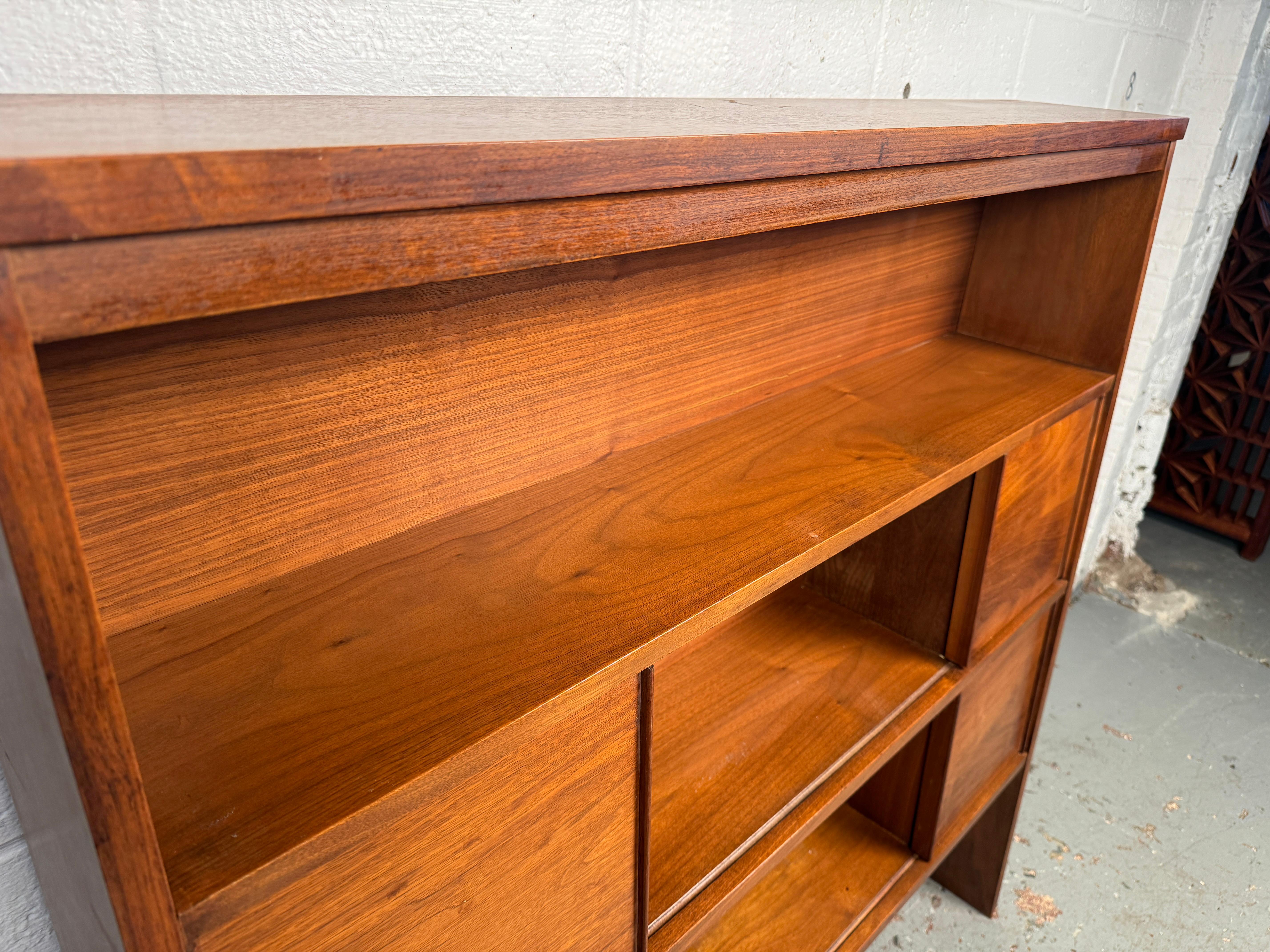 Scaffale e credenza in legno di noce della modernità di metà secolo in vendita 4