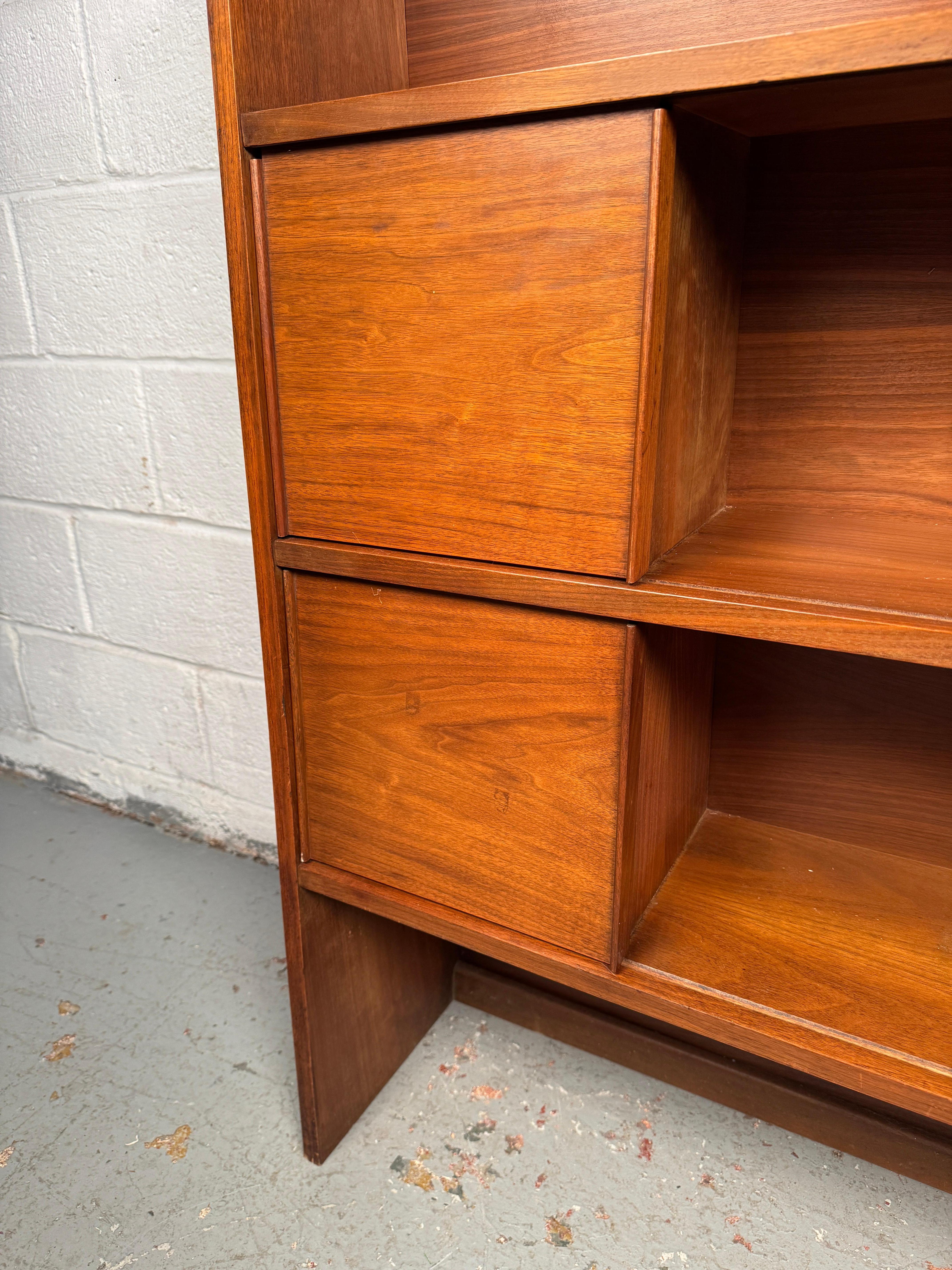 Scaffale e credenza in legno di noce della modernità di metà secolo in vendita 6