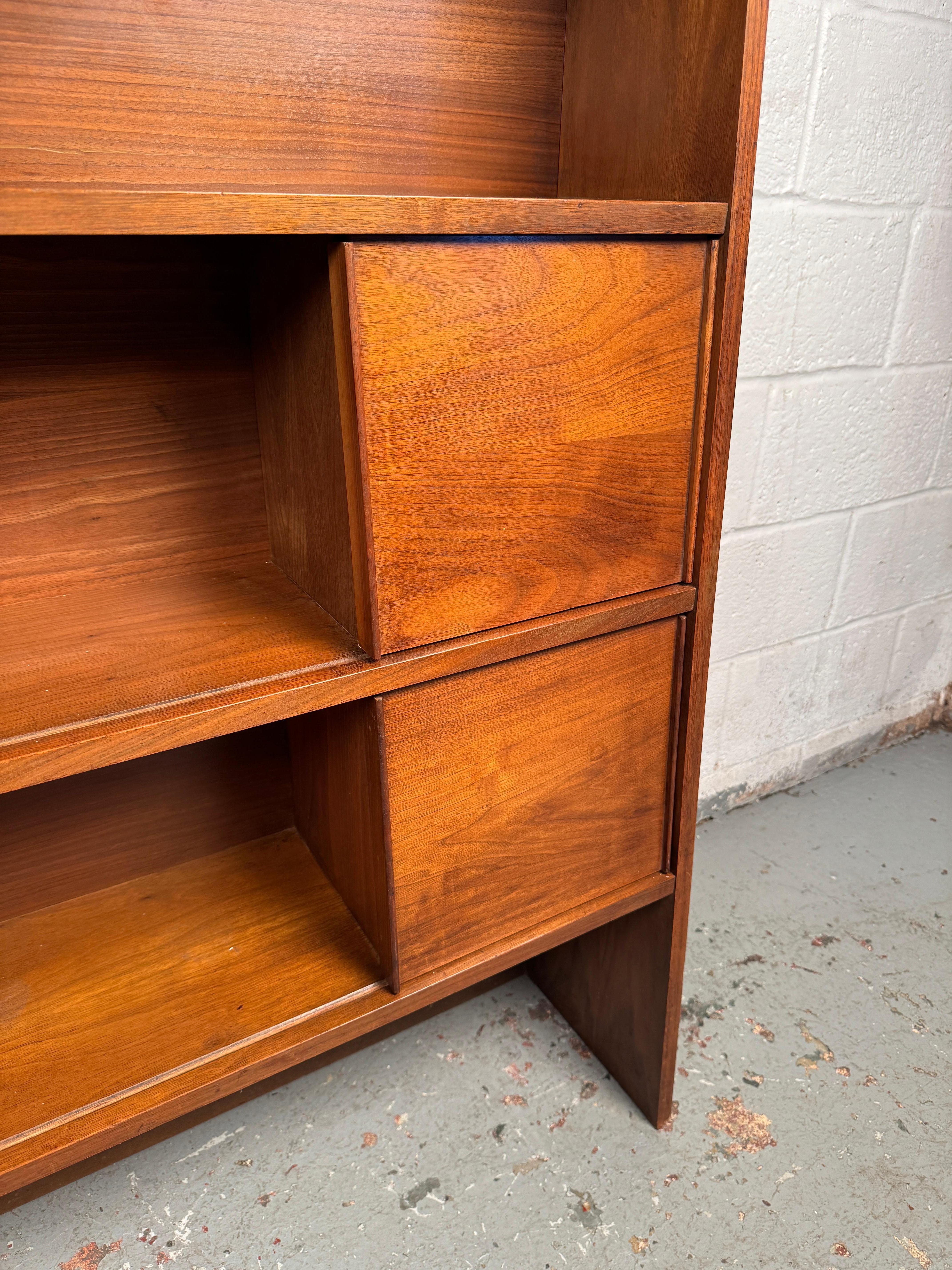 Scaffale e credenza in legno di noce della modernità di metà secolo in vendita 7