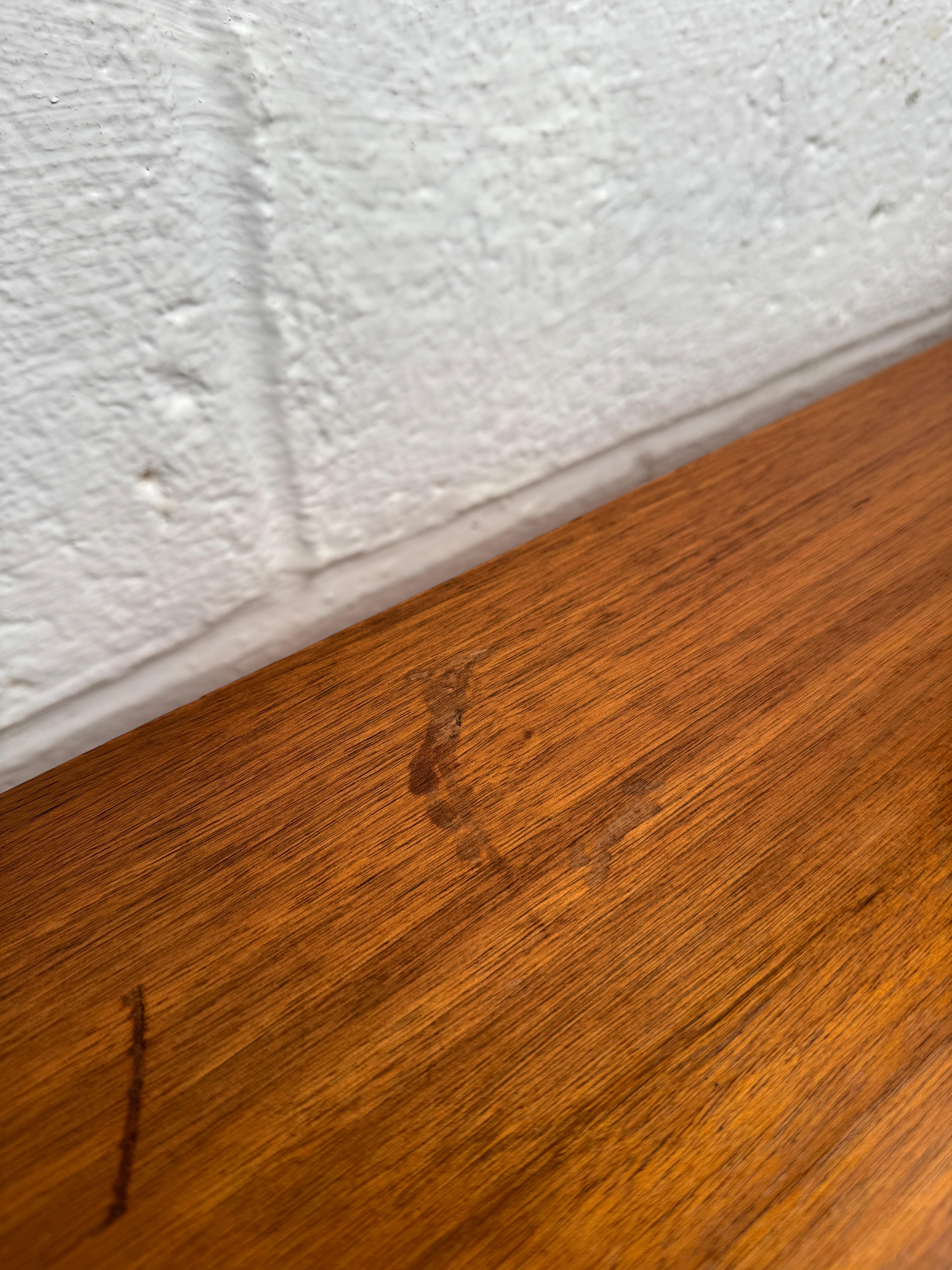 Scaffale e credenza in legno di noce della modernità di metà secolo in vendita 8