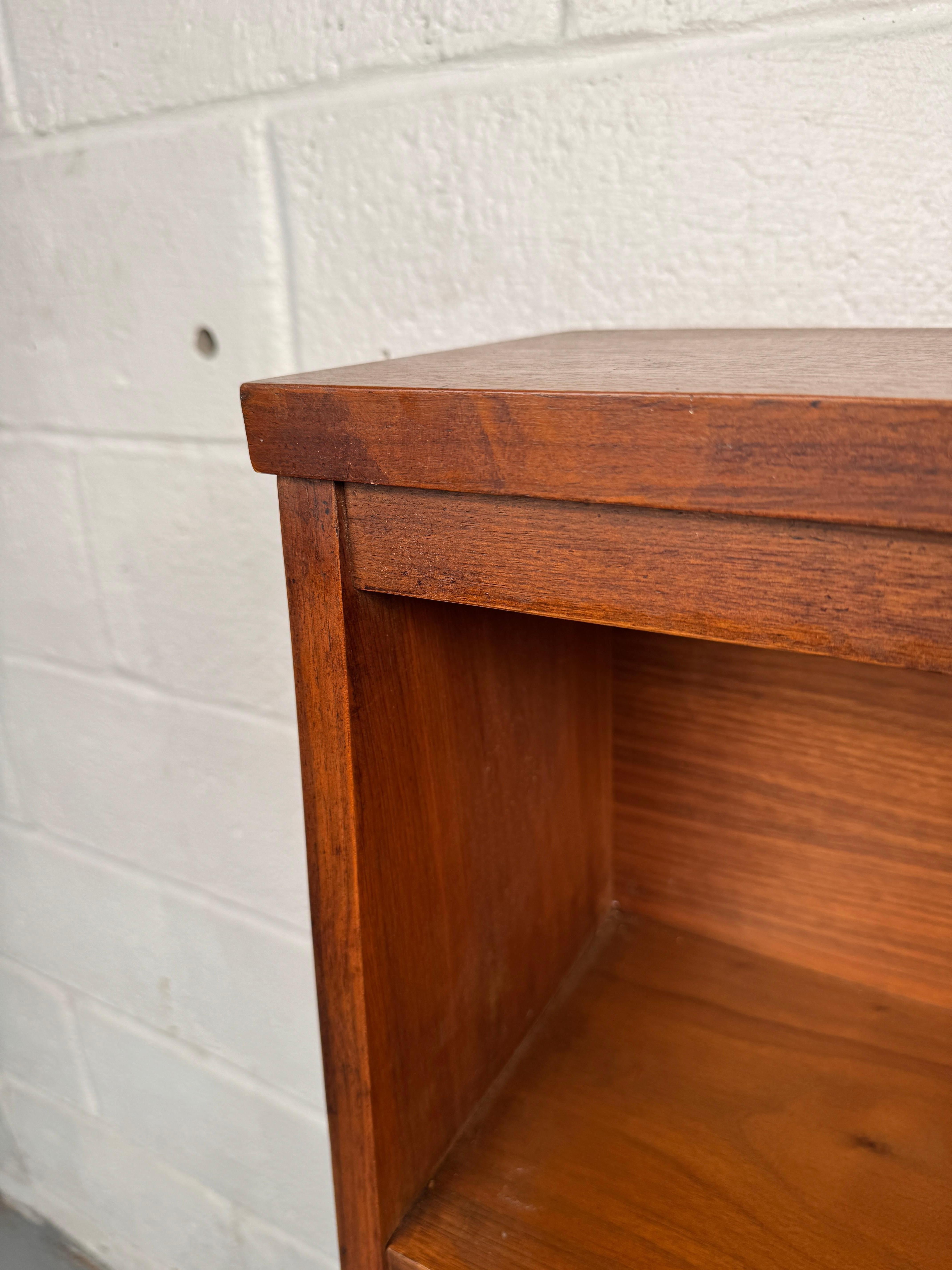 Scaffale e credenza in legno di noce della modernità di metà secolo in vendita 9