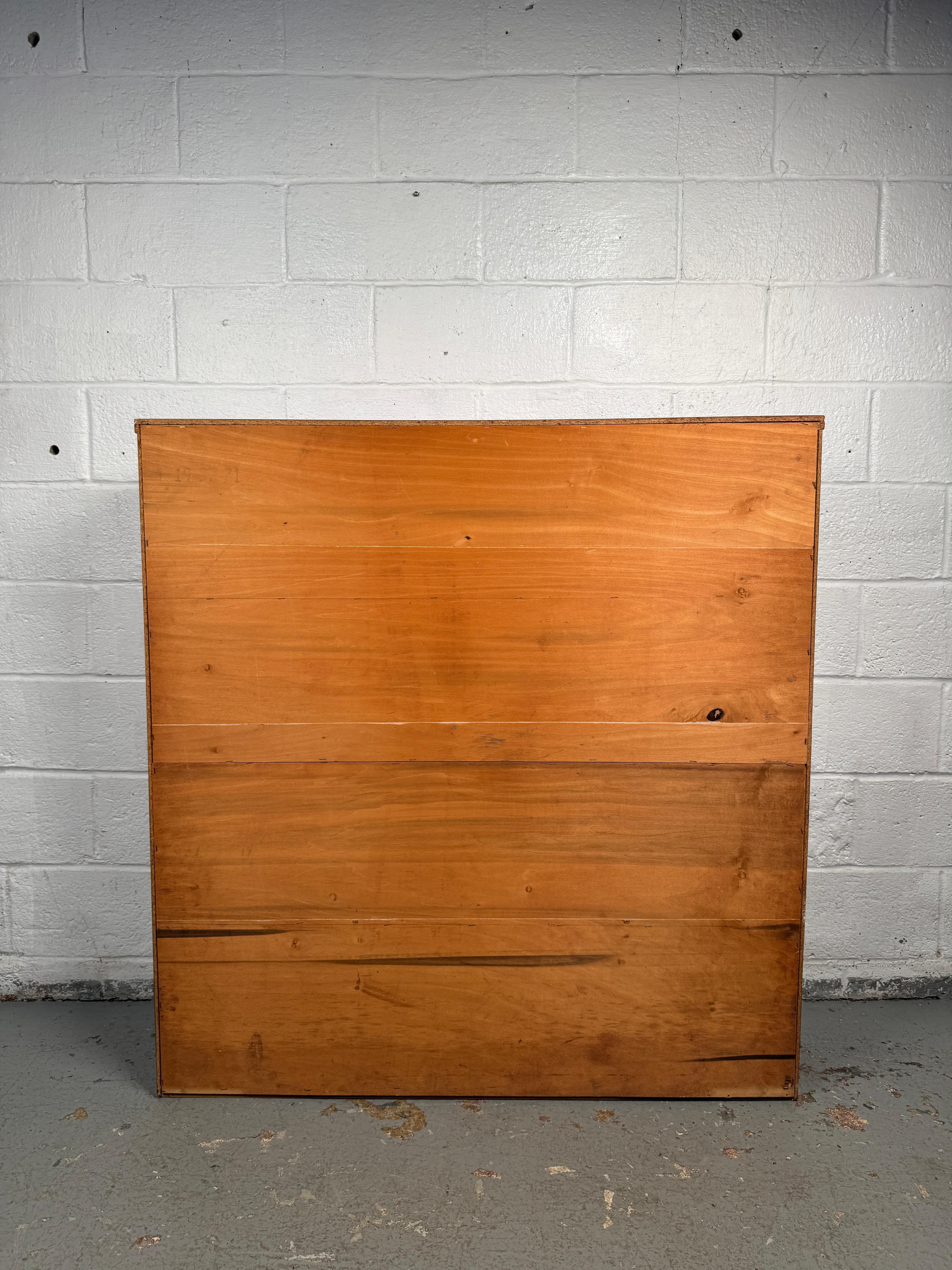 Scaffale e credenza in legno di noce della modernità di metà secolo in vendita 10