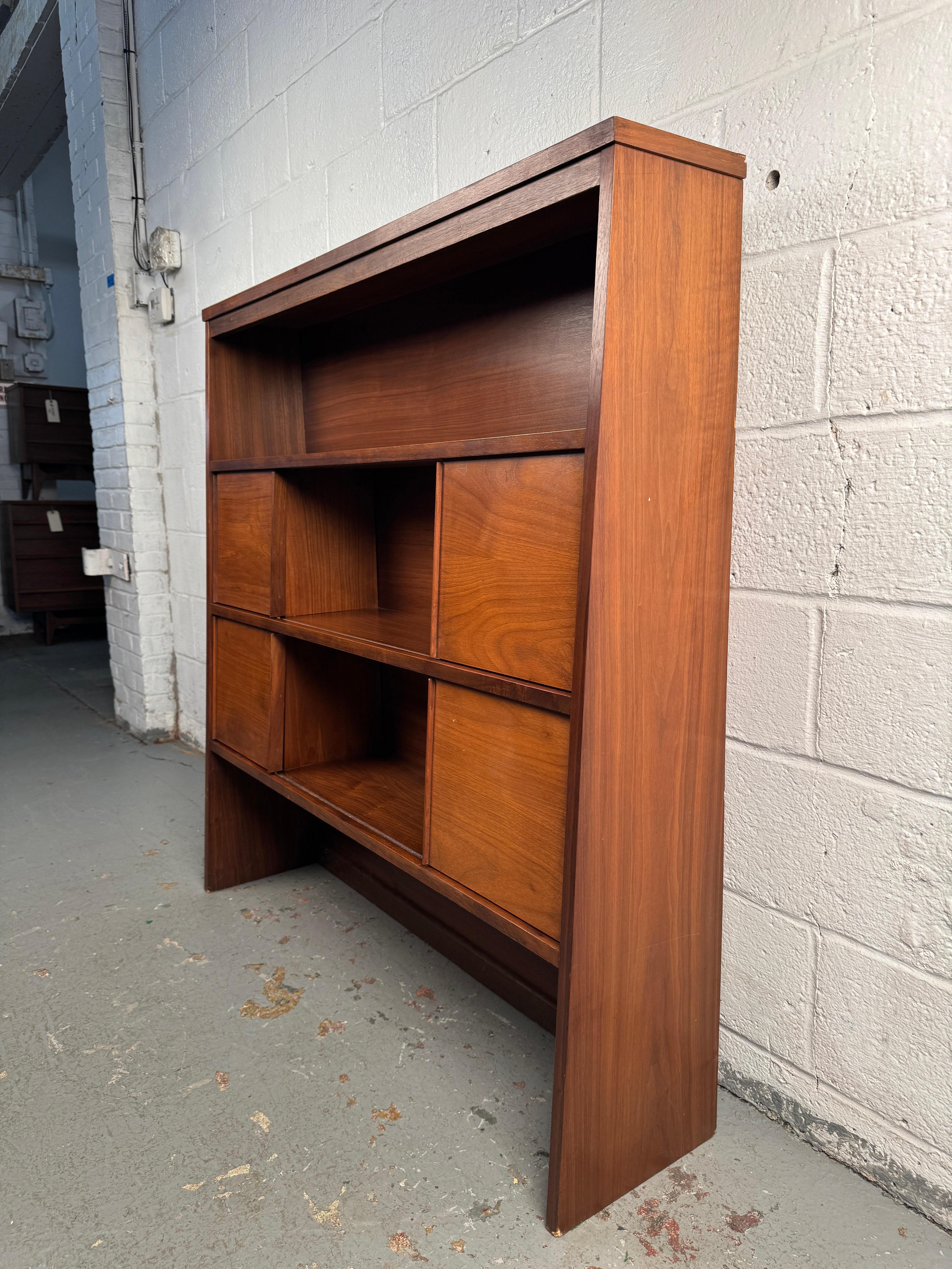 Mid-Century moderno Scaffale e credenza in legno di noce della modernità di metà secolo in vendita